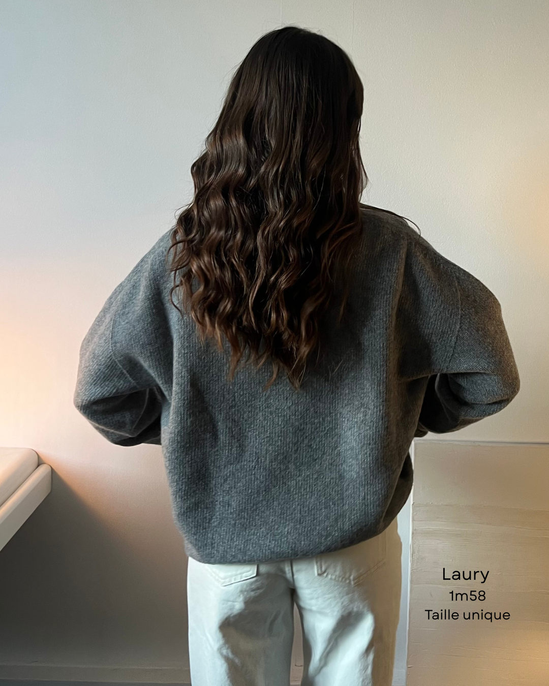 Pull col V gris foncé 100% en laine mérinos superfine – chaleur et élégance