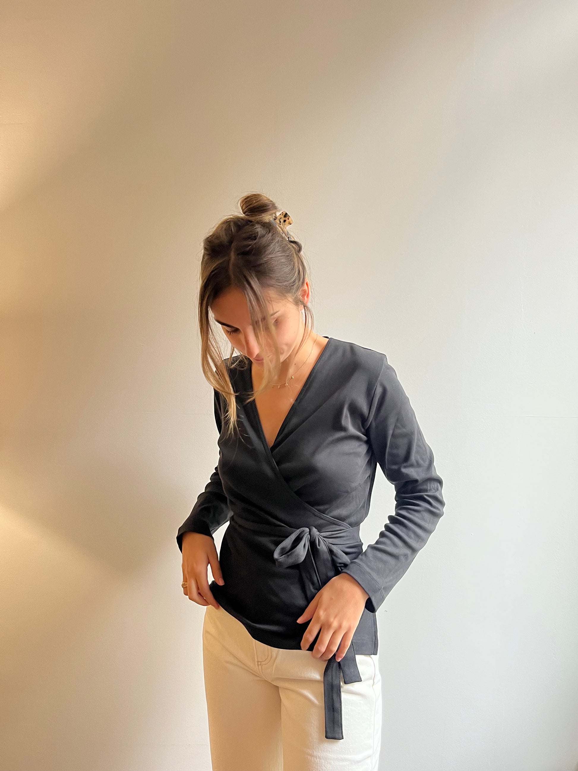 Haut femme cache-cœur en coton biologique fabriqué au Portugal – matière douce et respirante.