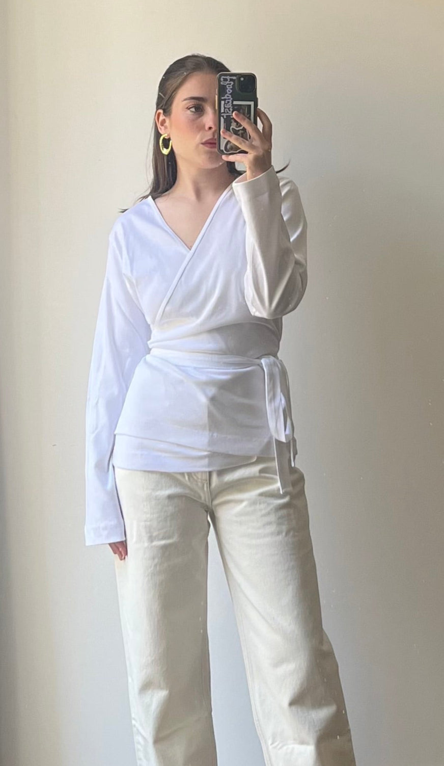 Haut femme cache-cœur en coton biologique fabriqué au Portugal – matière douce et respirante.