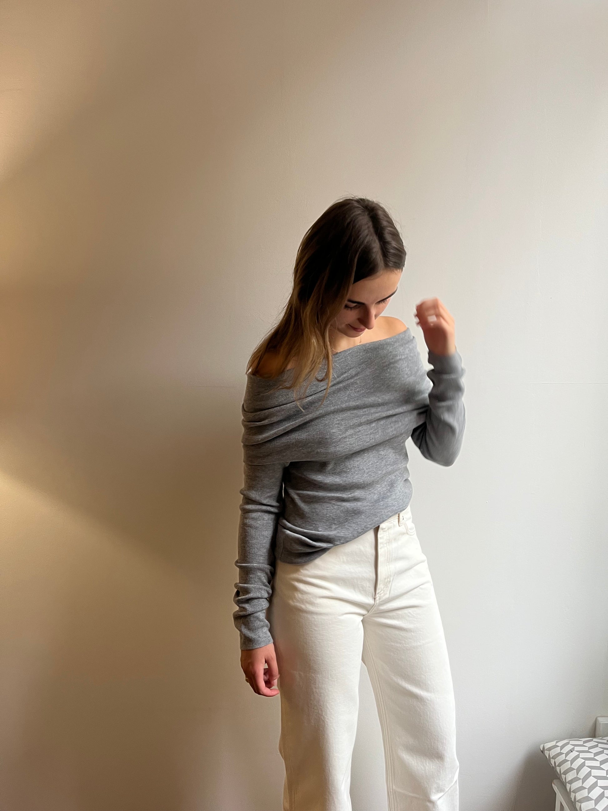 Jean femme taille haute écru en coton, coupe flare, fabriqué en Italie.