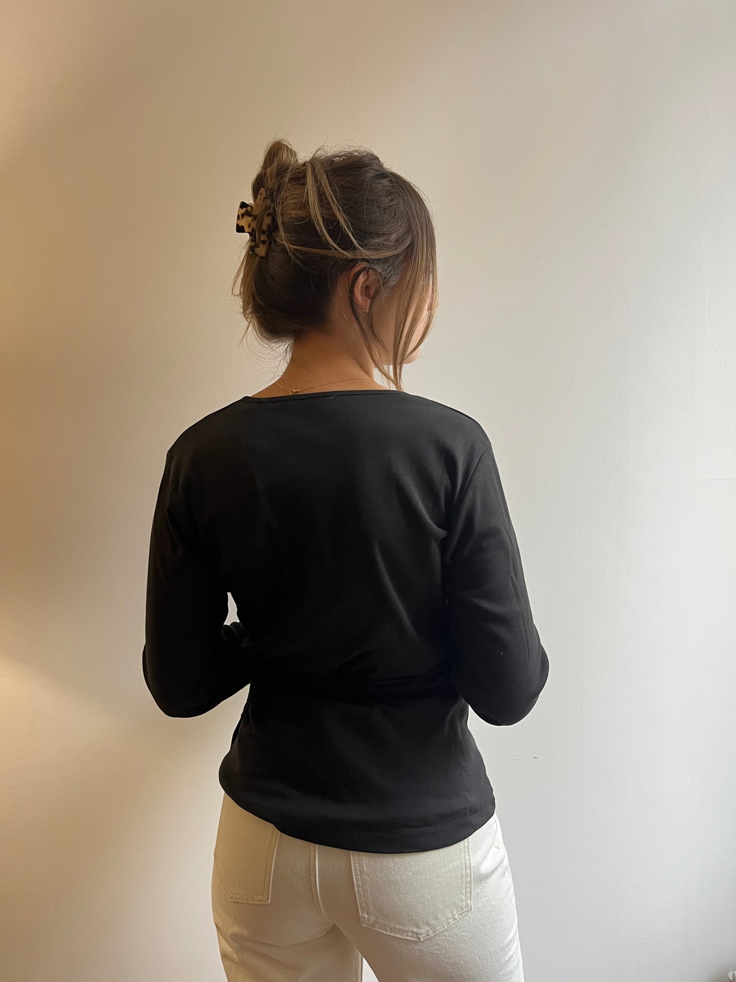 Haut femme cache-cœur en coton biologique fabriqué au Portugal – matière douce et respirante.