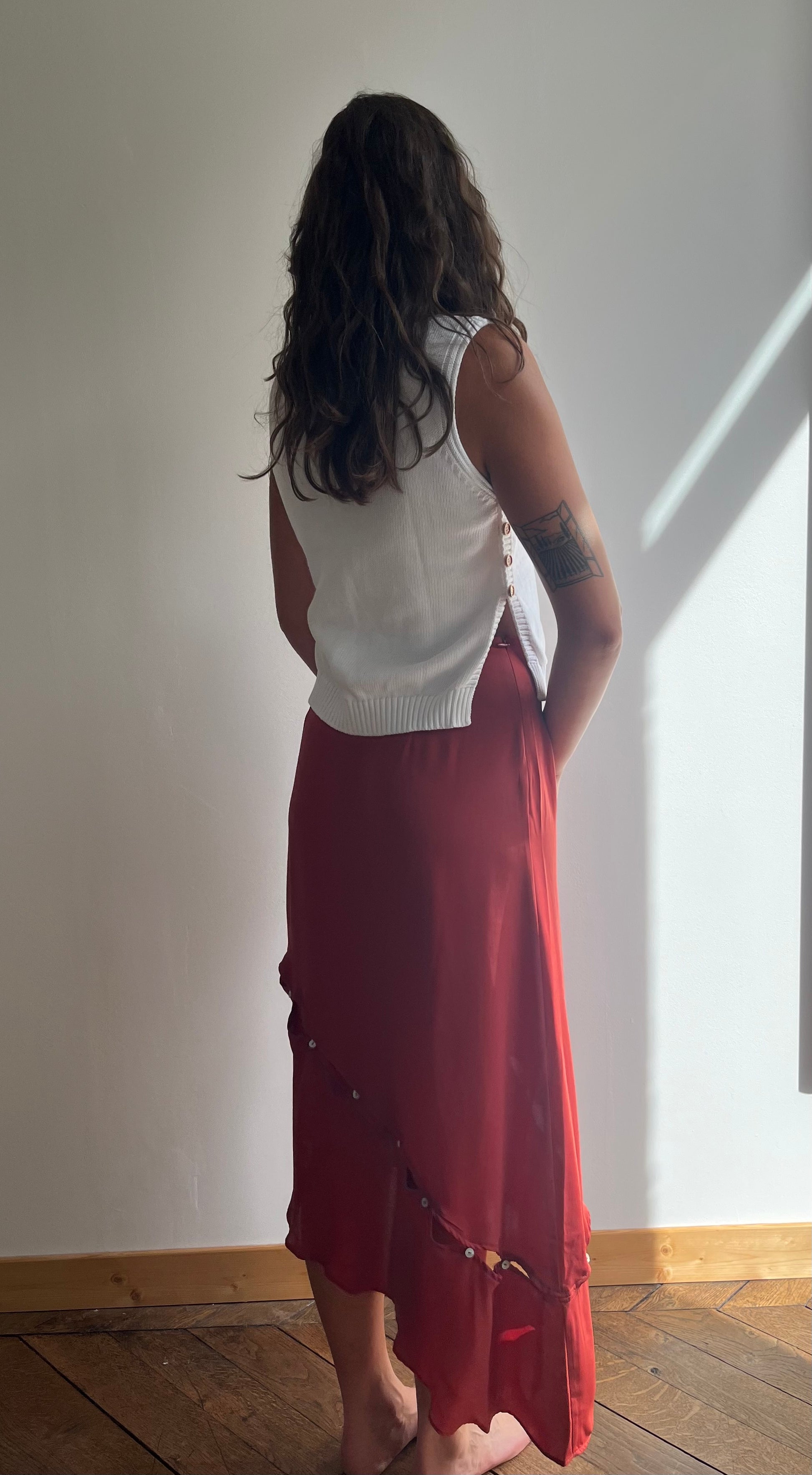 Jupe asymétrique terracotta fabriquée au Portugal en polyester recyclé