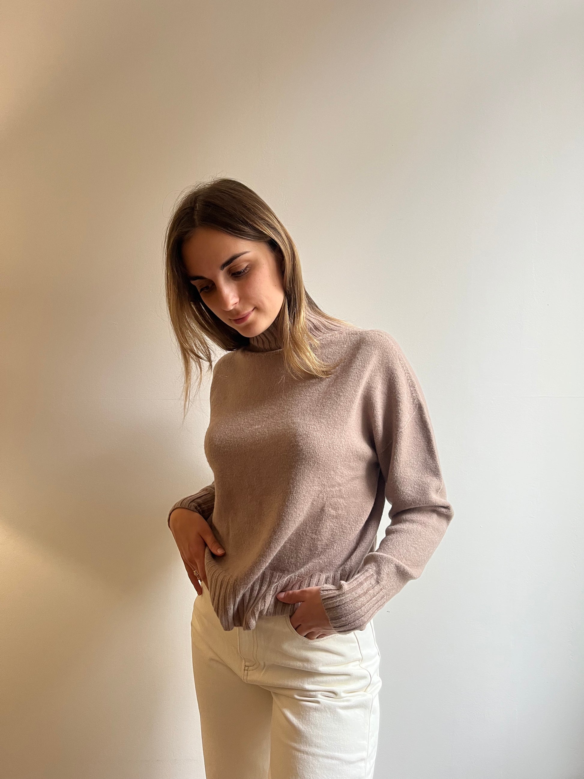 Pull femme col montant taupe en coton, laine et cachemire fabriqué en Italie – maille côtelée douce.
