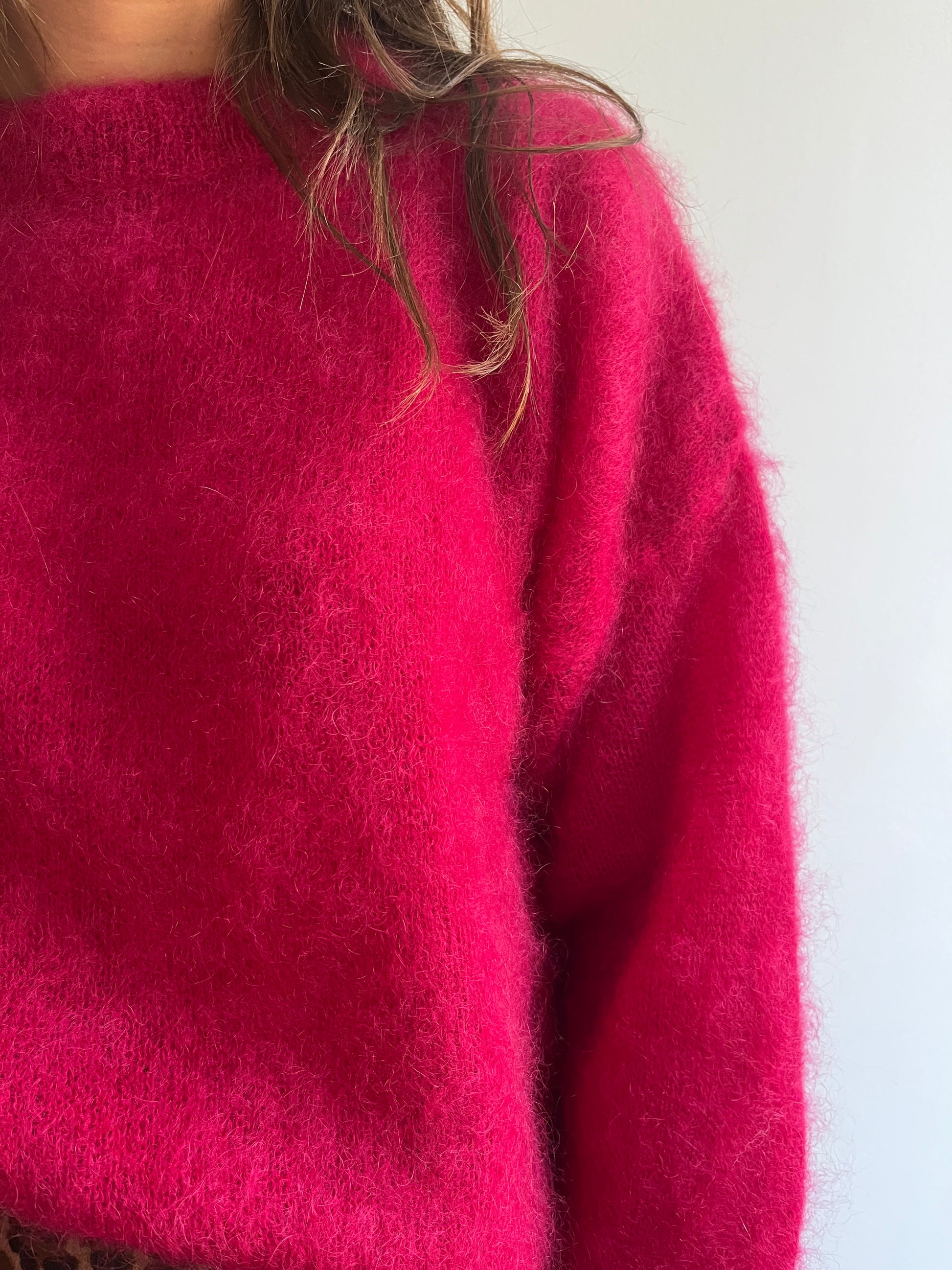 Pull femme en mohair cerise fabriqué en Italie – maille douce et légère.
