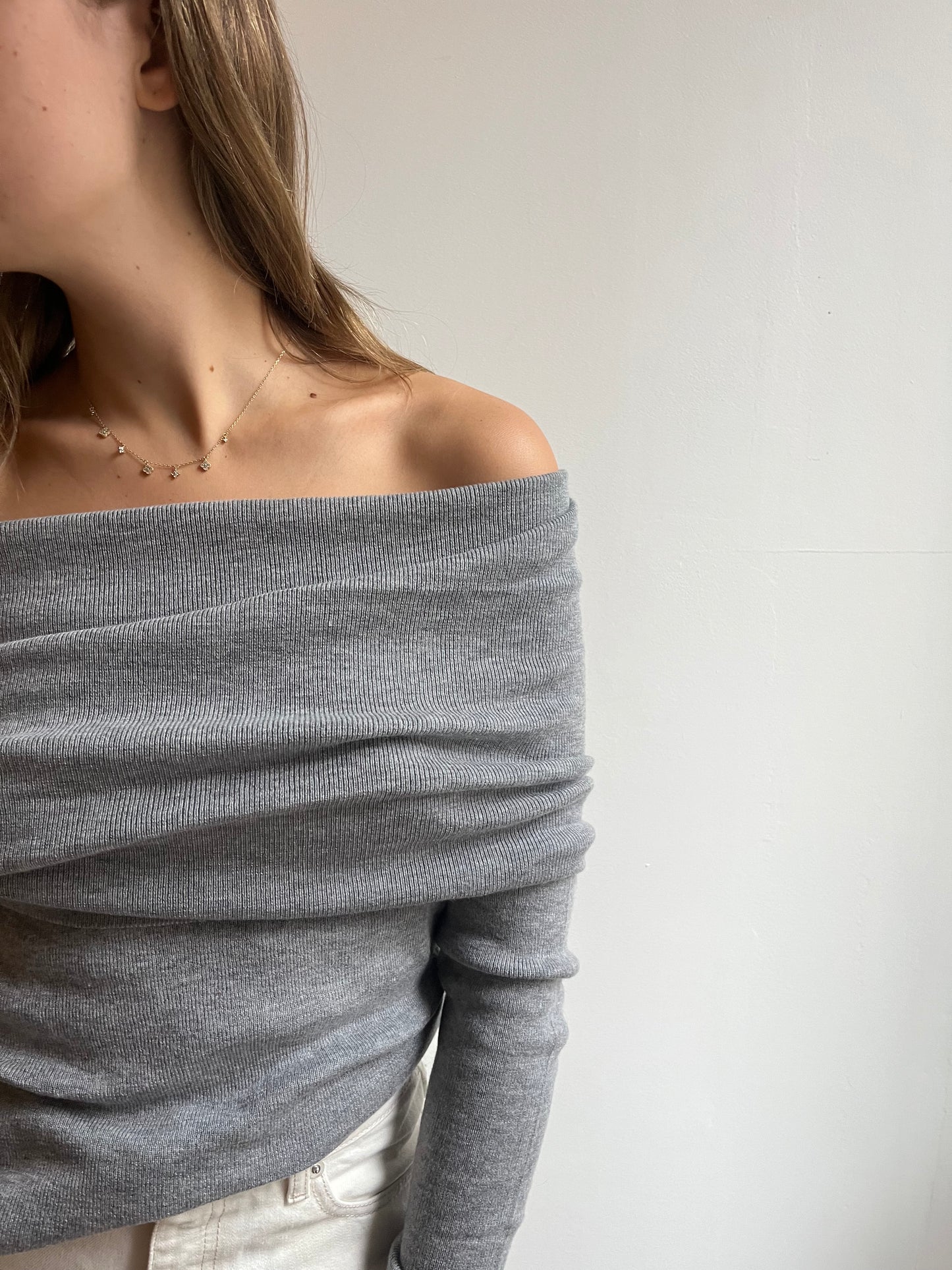 Pull femme à épaules dénudées gris clair en maille fine coton et viscose, fabriqué en France.