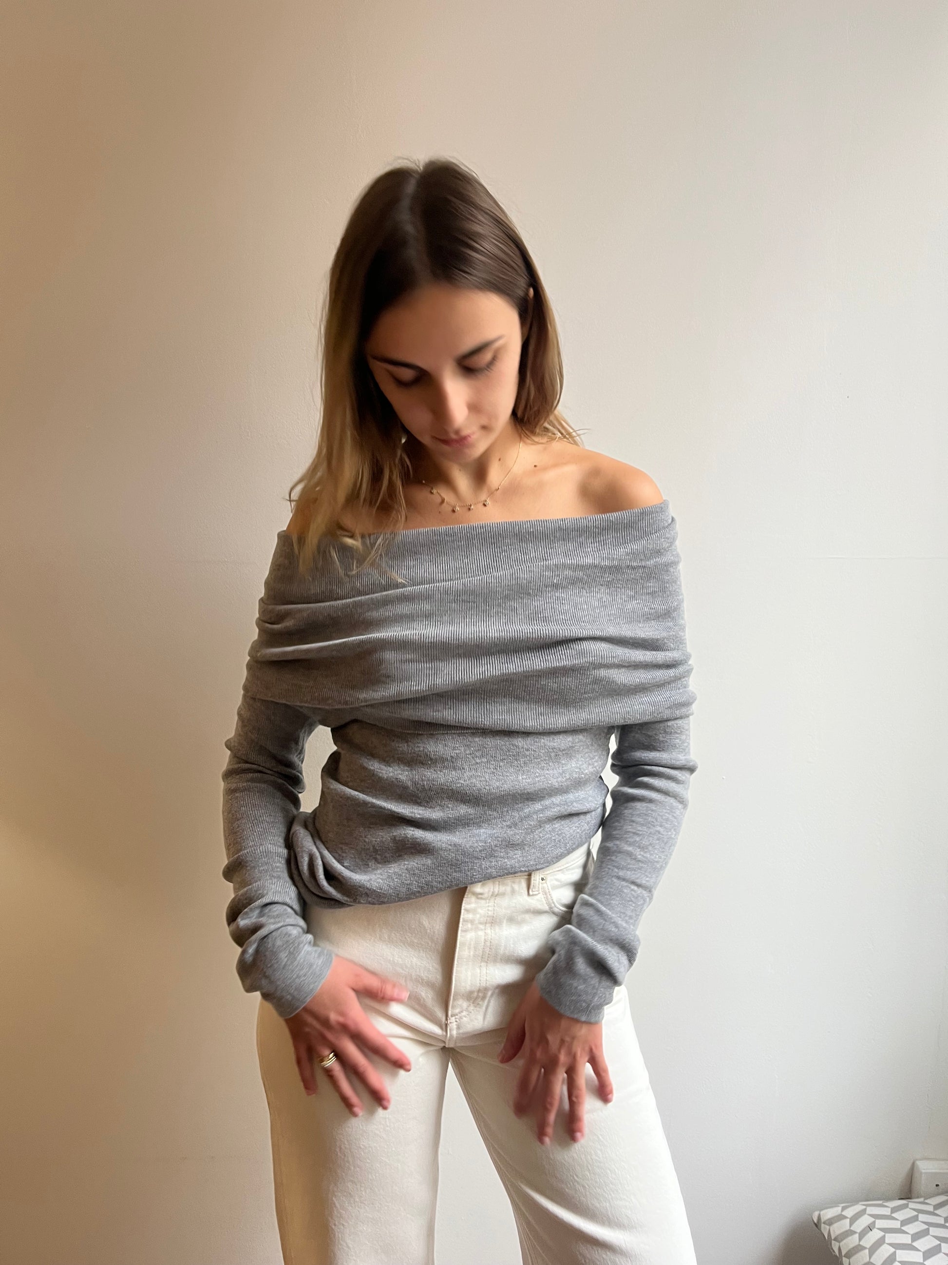 Pull femme à épaules dénudées gris clair en maille fine coton et viscose, fabriqué en France.
