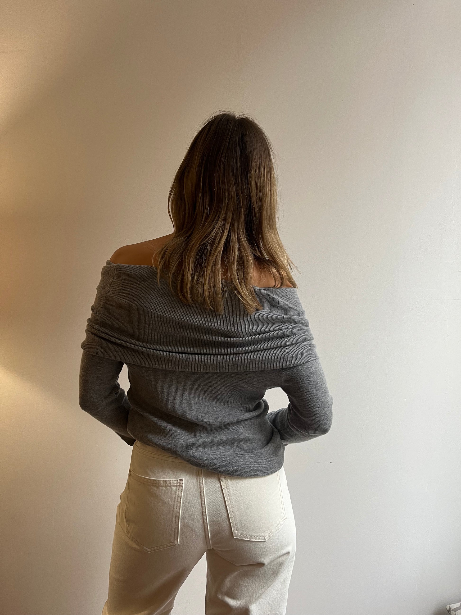 Pull femme à épaules dénudées gris clair en maille fine coton et viscose, fabriqué en France.