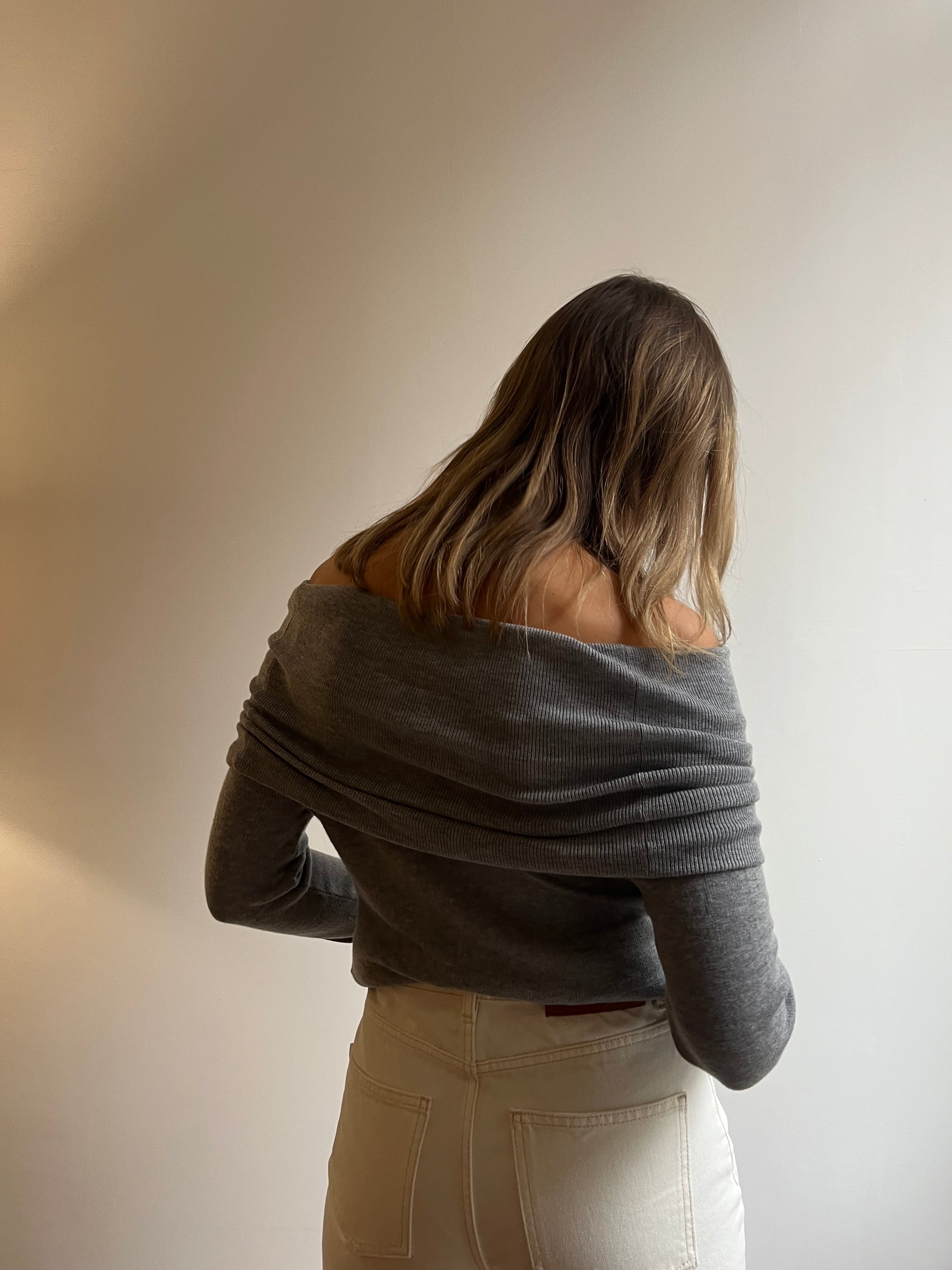 Pull femme à épaules dénudées gris clair en maille fine coton et viscose, fabriqué en France.