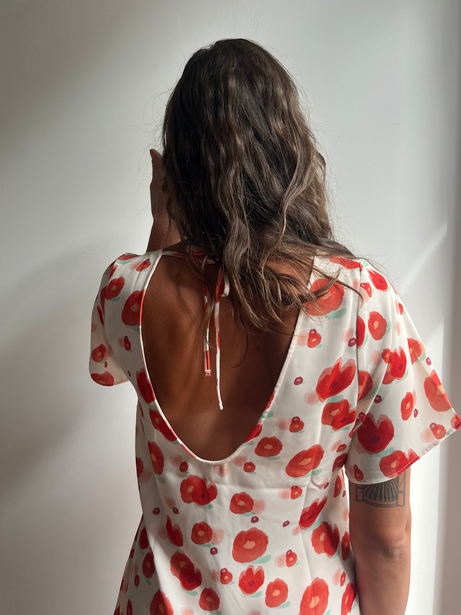 Robe courte imprimée fleurie rouge fabriquée au Portugal en polyester recyclé