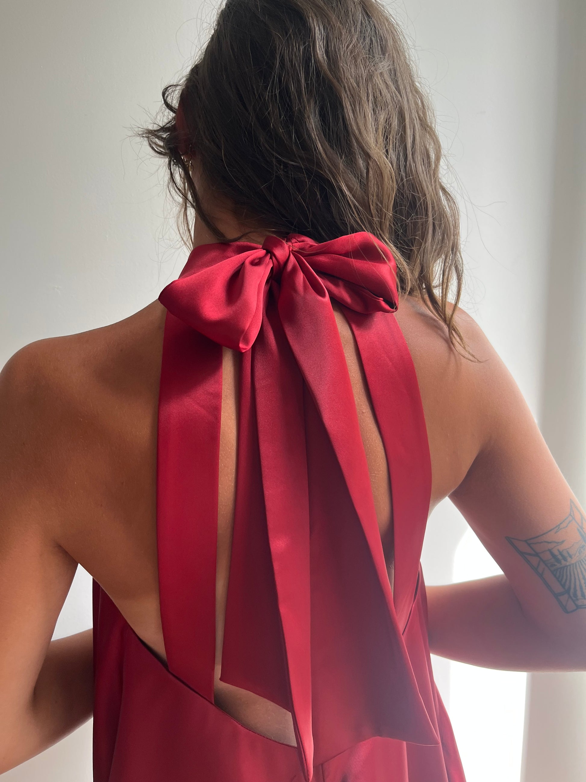 Robe courte satinée rouge fabriquée en France avec col montant et dos nu