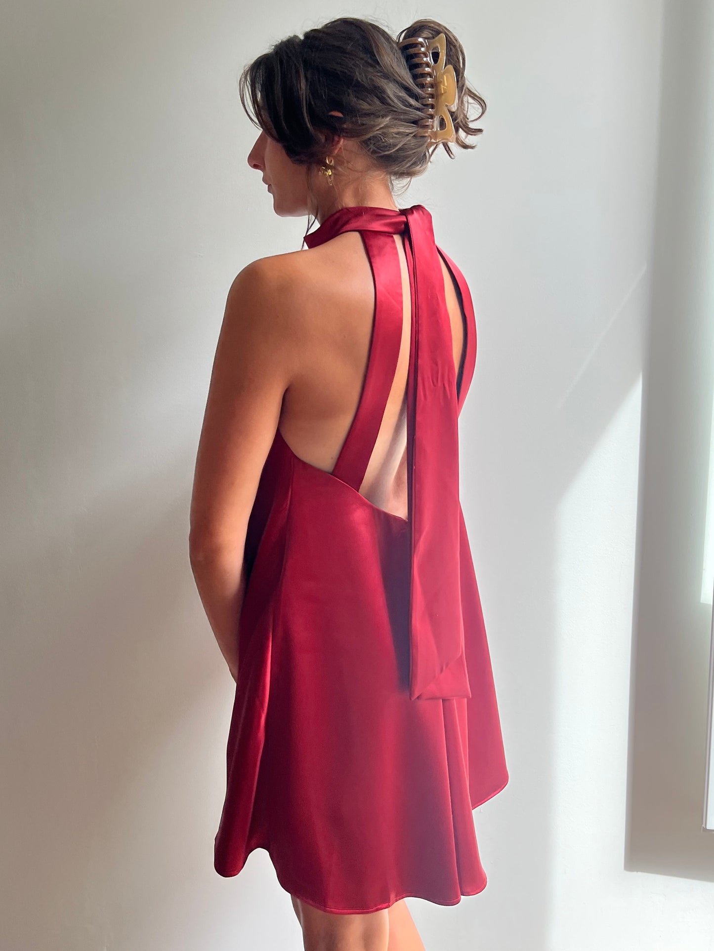 Robe courte satinée rouge fabriquée en France avec col montant et dos nu