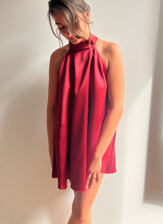Robe courte satinée rouge fabriquée en France avec col montant et dos nu