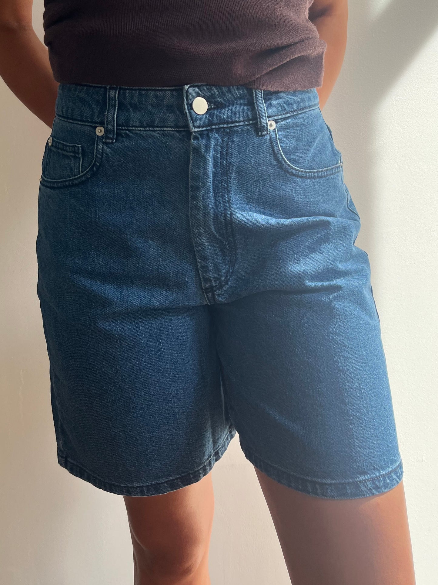 Short femme en denim bleu brut fabriqué au Portugal en coton biologique