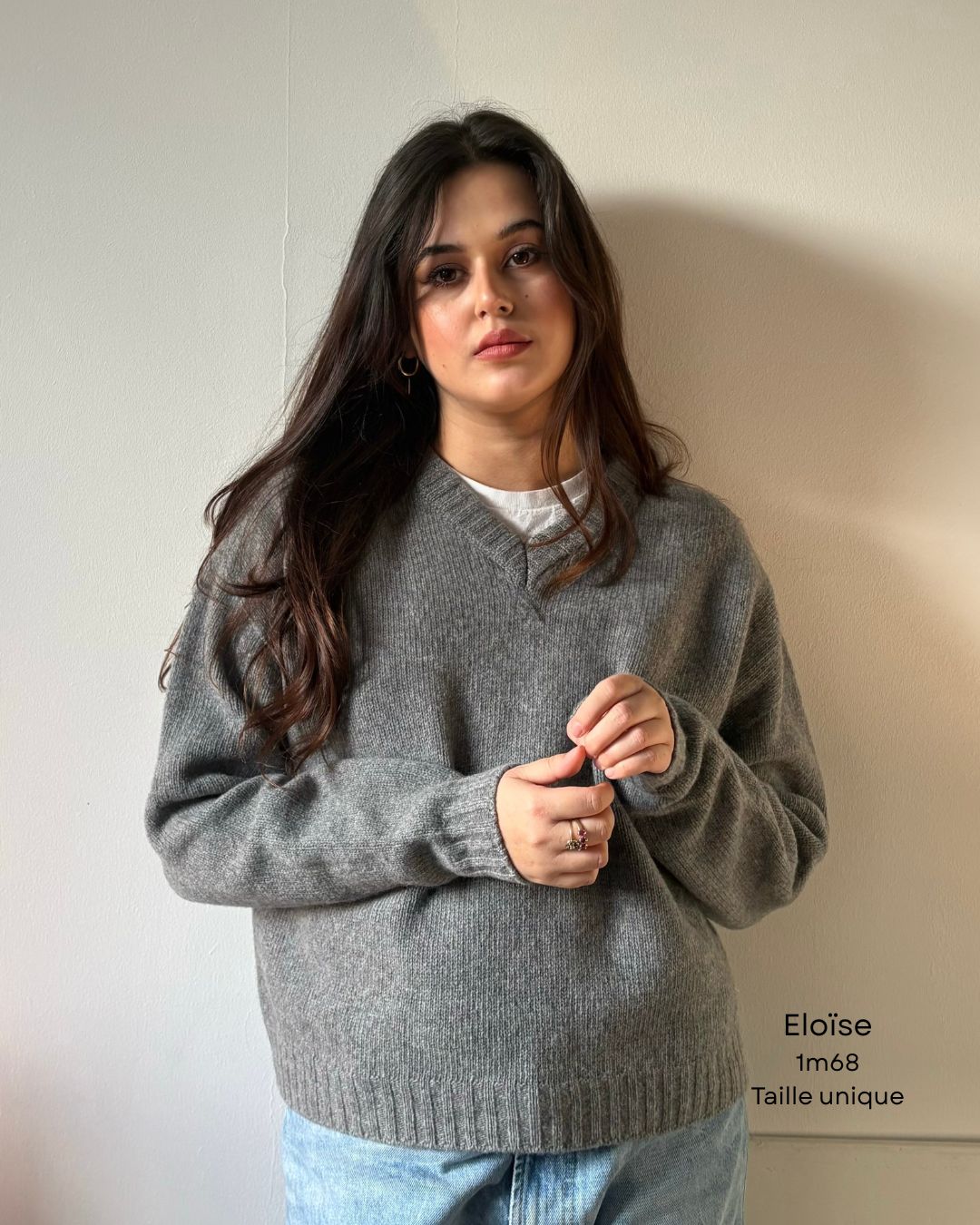 Pull col V gris foncé 100% en laine mérinos superfine – chaleur et élégance