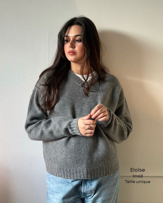 Pull col V gris foncé 100% en laine mérinos superfine – chaleur et élégance