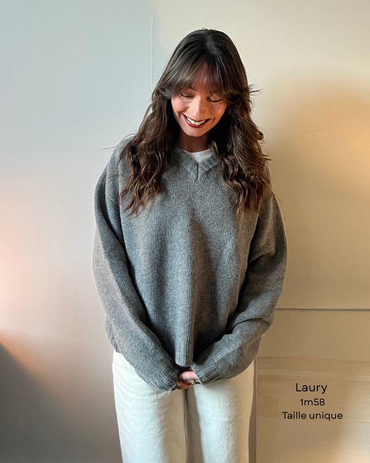 Pull col V gris foncé 100% en laine mérinos superfine – chaleur et élégance
