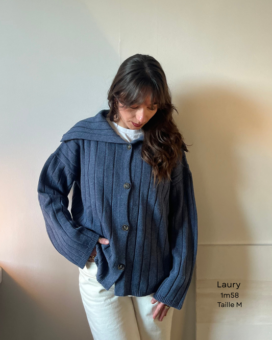 Cardigan en maille côtelée – douceur, chaleur et élégance minimaliste