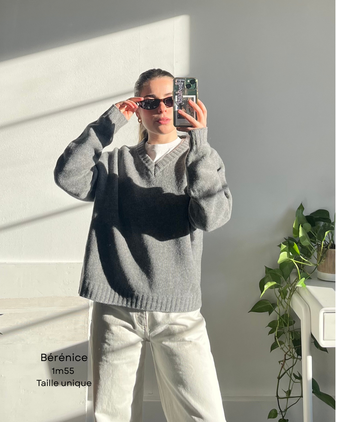 Pull col V gris foncé 100% en laine mérinos superfine – chaleur et élégance