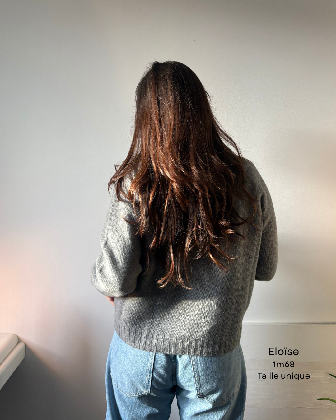 Pull col V gris foncé 100% en laine mérinos superfine – chaleur et élégance