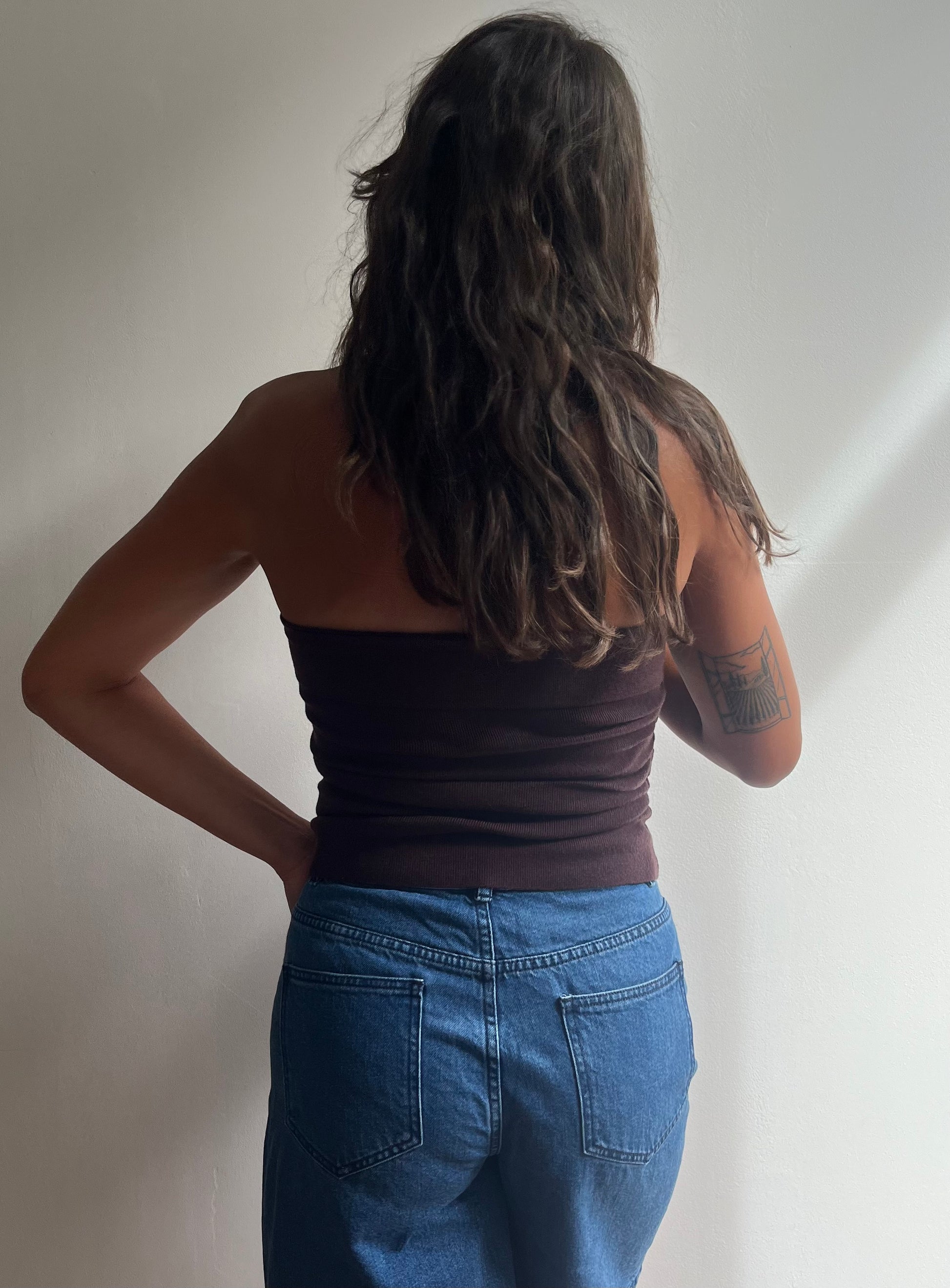 Bustier en maille chocolat fabriqué en France avec coupe asymétrique