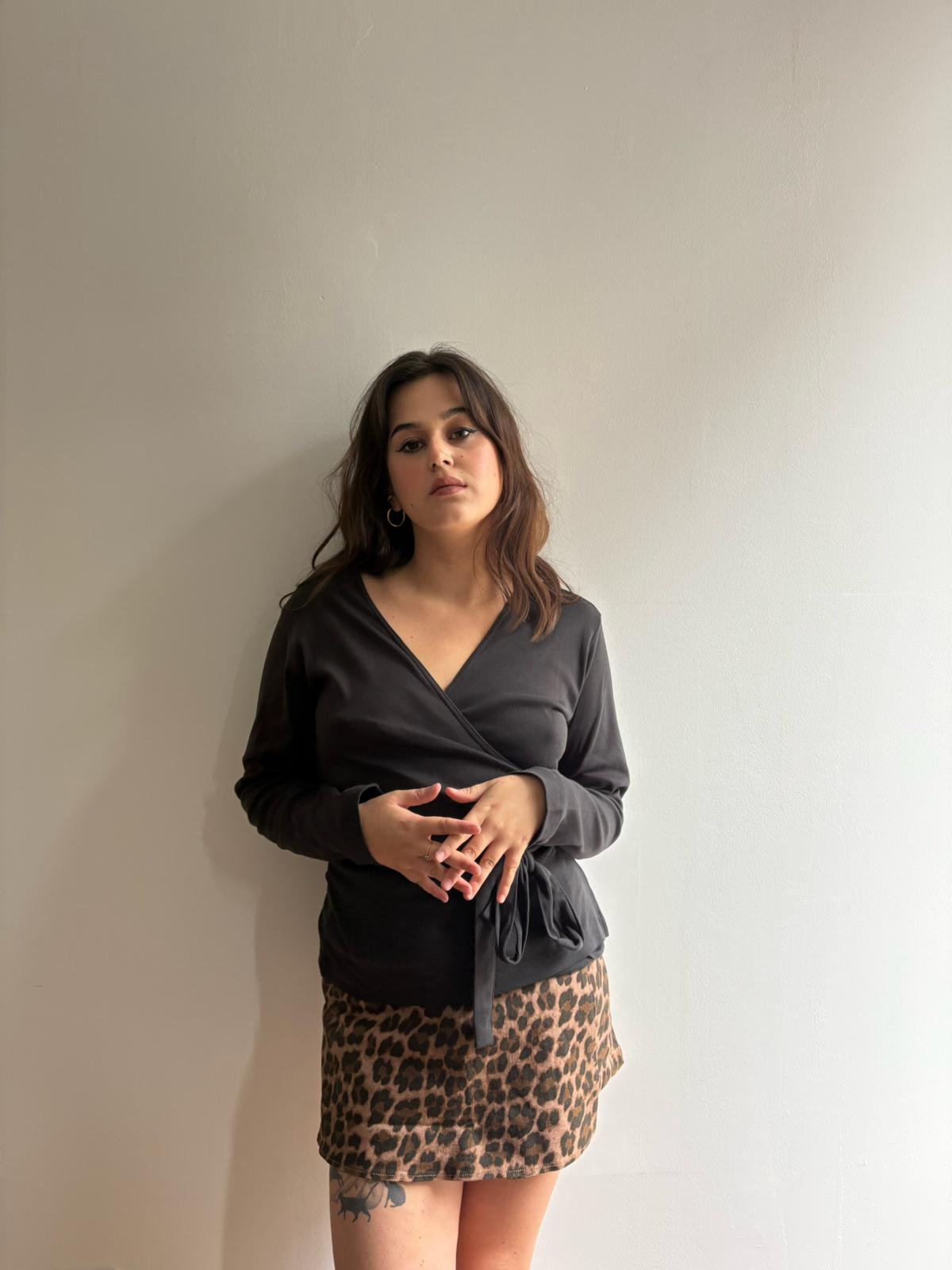 Haut femme cache-cœur en coton biologique fabriqué au Portugal – matière douce et respirante.