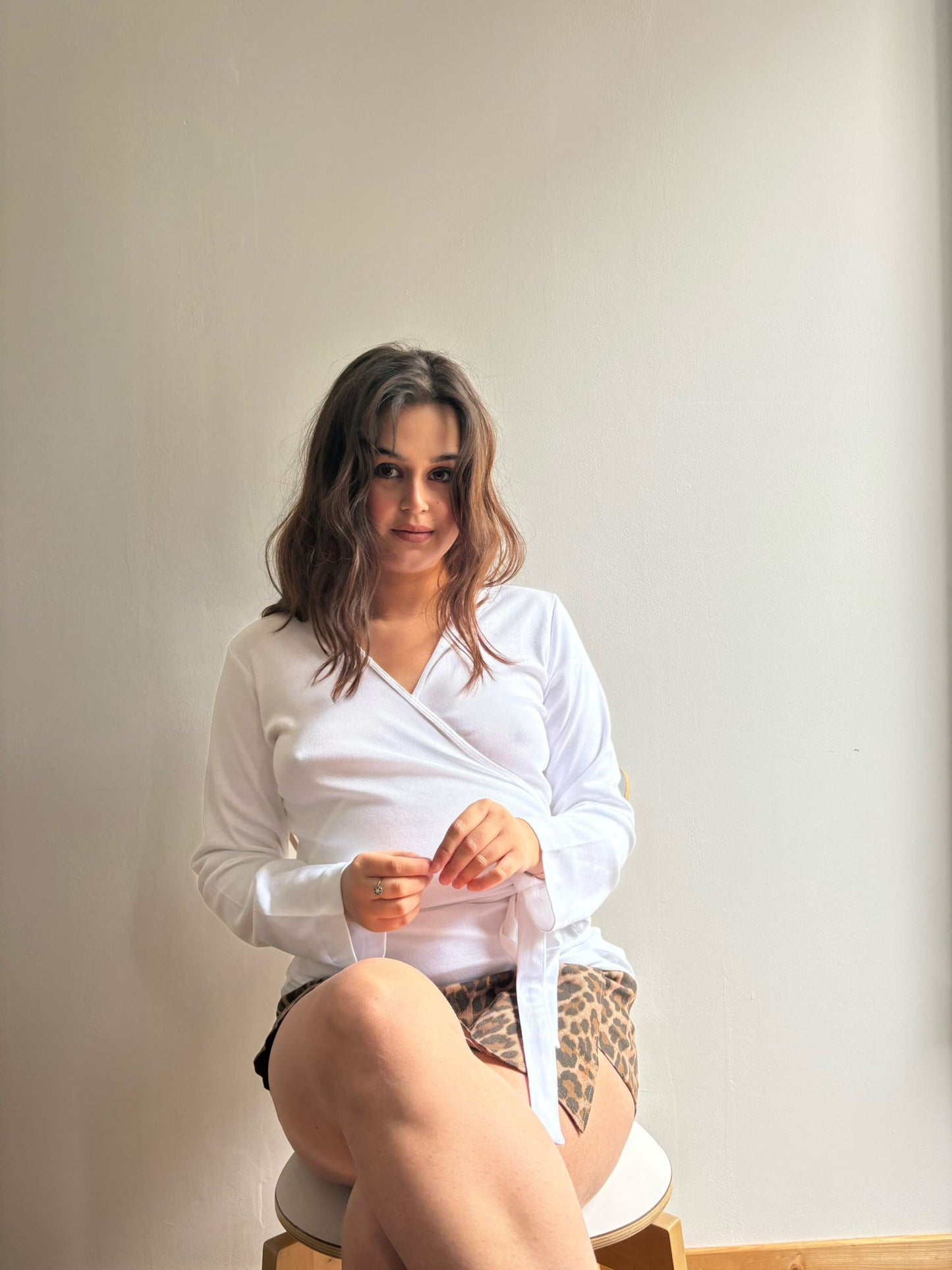 Haut femme cache-cœur en coton biologique fabriqué au Portugal – matière douce et respirante.