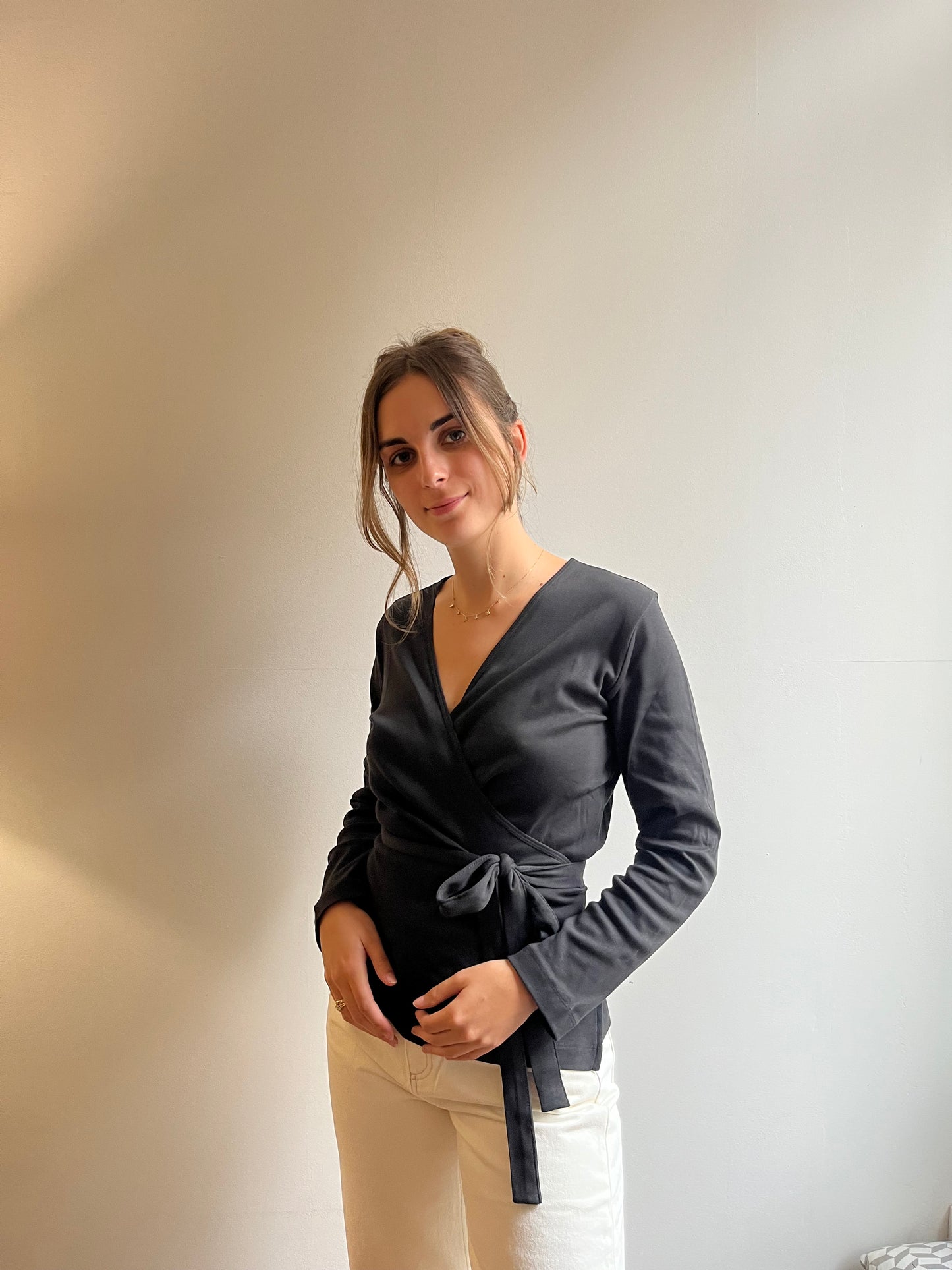 Haut femme cache-cœur en coton biologique fabriqué au Portugal – matière douce et respirante.