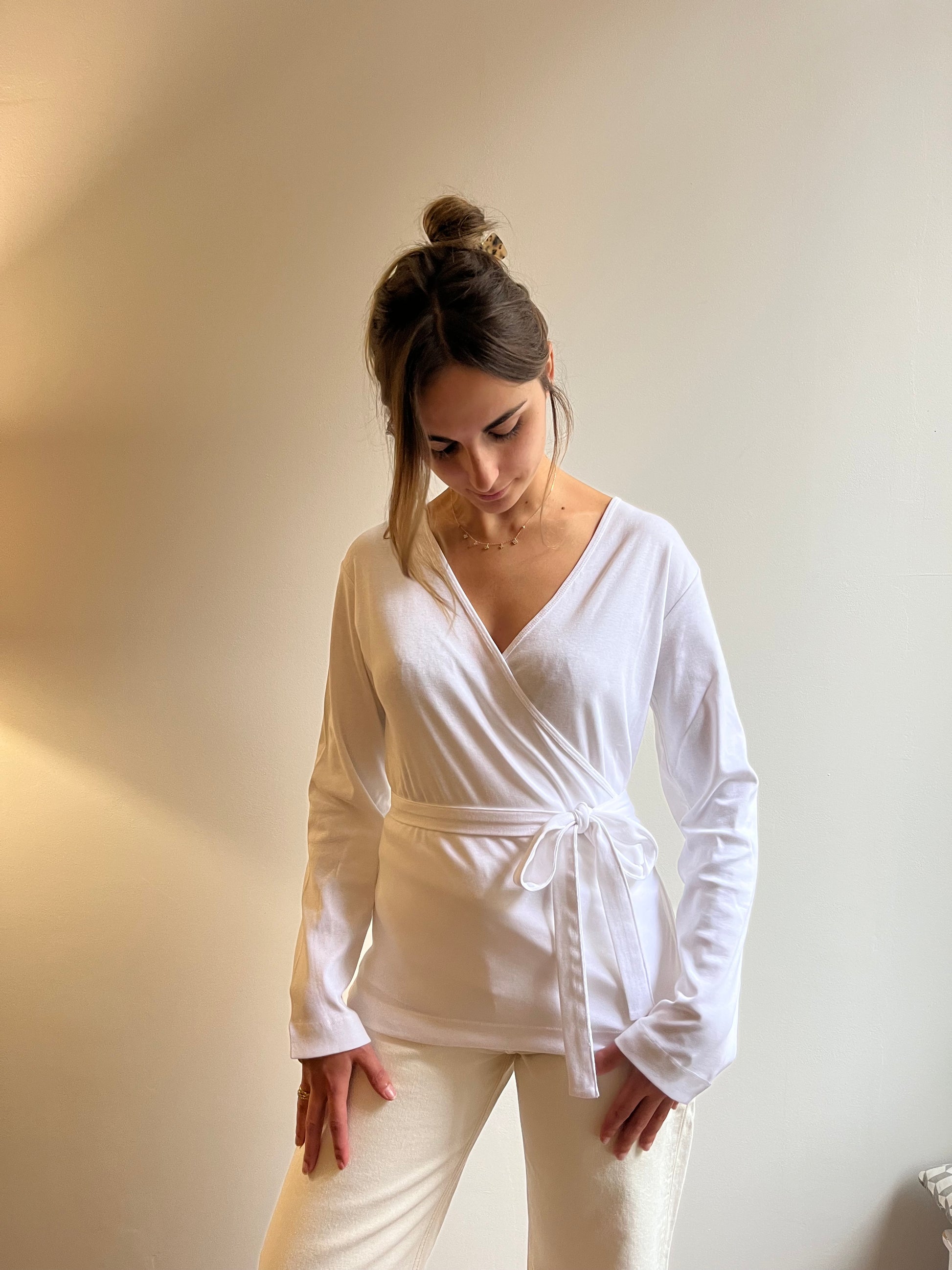 Haut femme cache-cœur en coton biologique fabriqué au Portugal – matière douce et respirante.