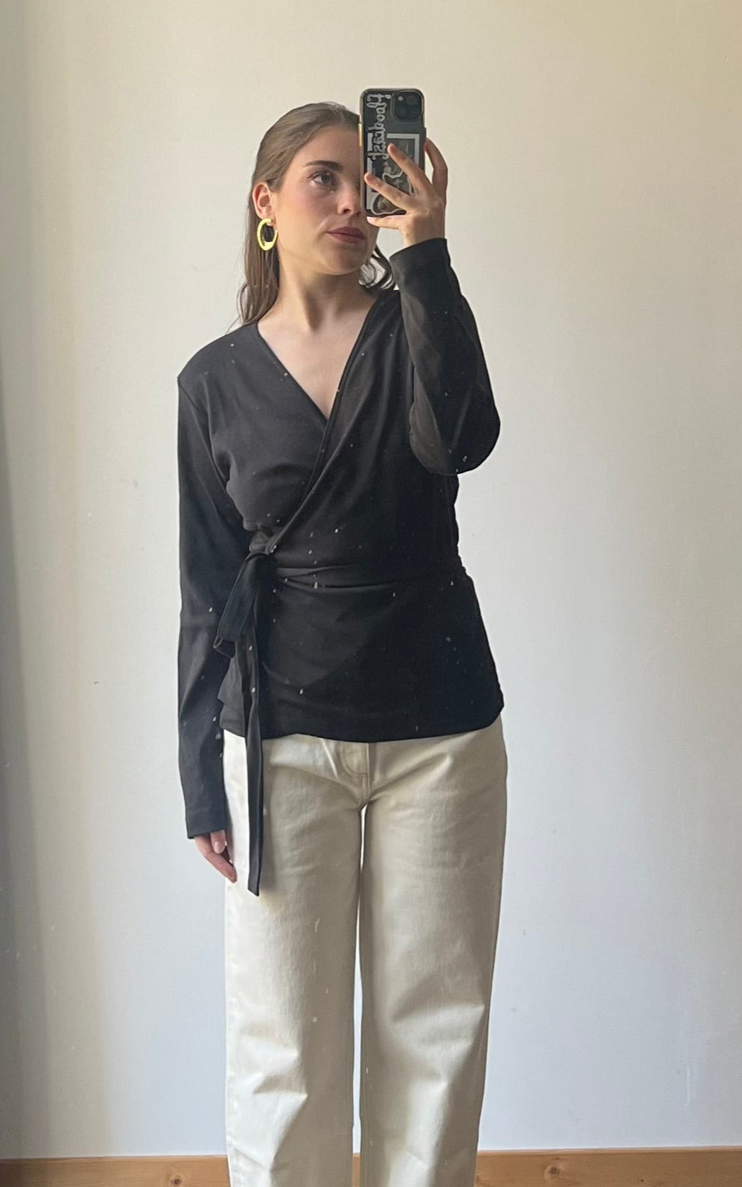 Haut femme cache-cœur en coton biologique fabriqué au Portugal – matière douce et respirante.