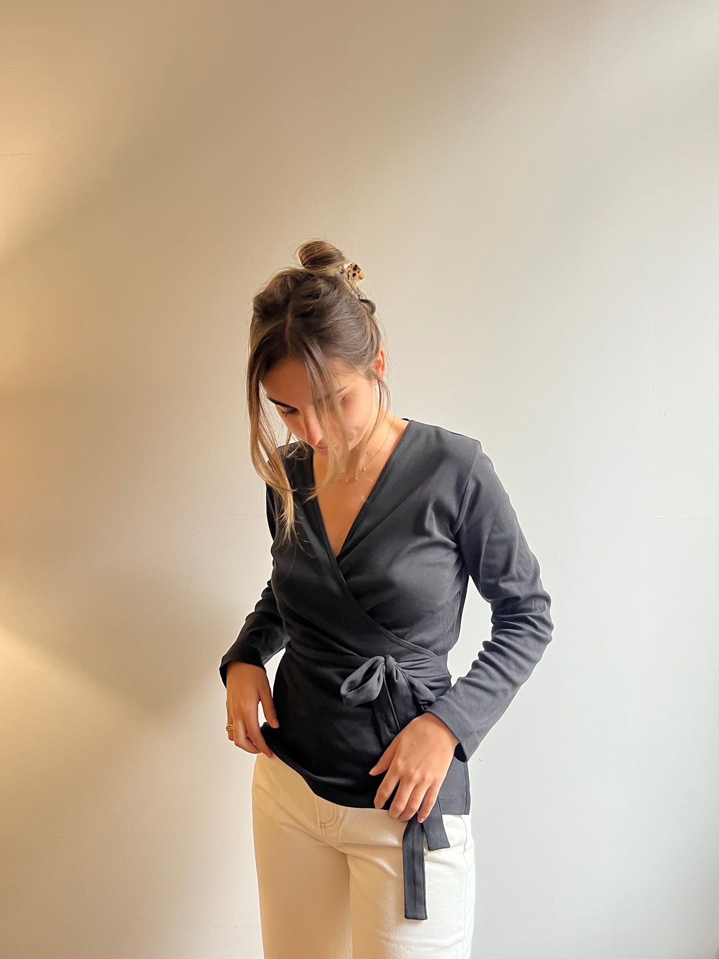 Haut femme cache-cœur en coton biologique fabriqué au Portugal – matière douce et respirante.