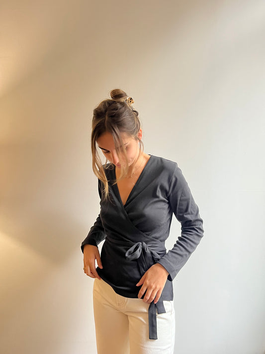 Haut femme cache-cœur en coton biologique fabriqué au Portugal – matière douce et respirante.