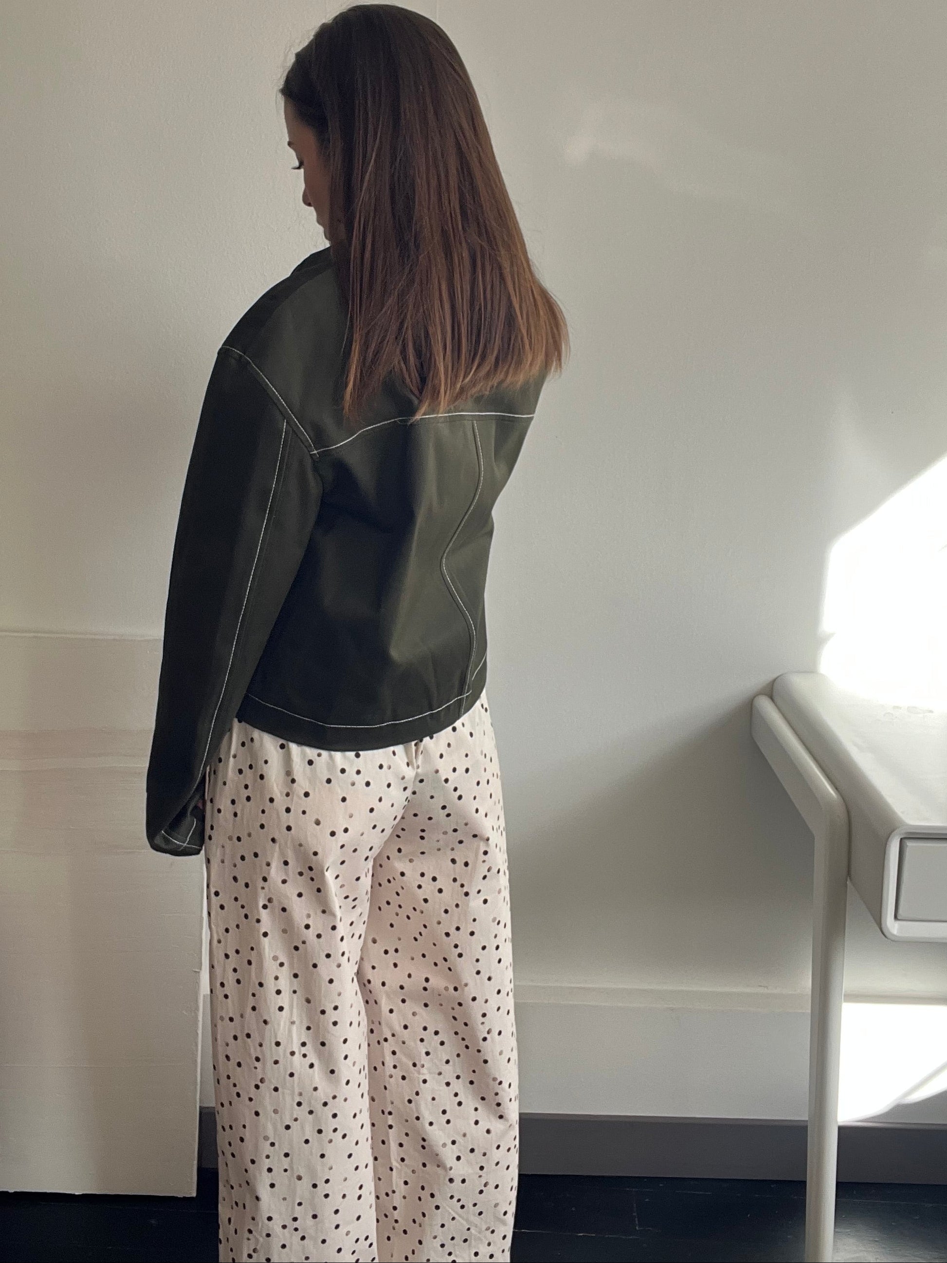 Veste kaki slow fashion femme – détail surpiqûres beige et doublure rayée – Rouge Garance