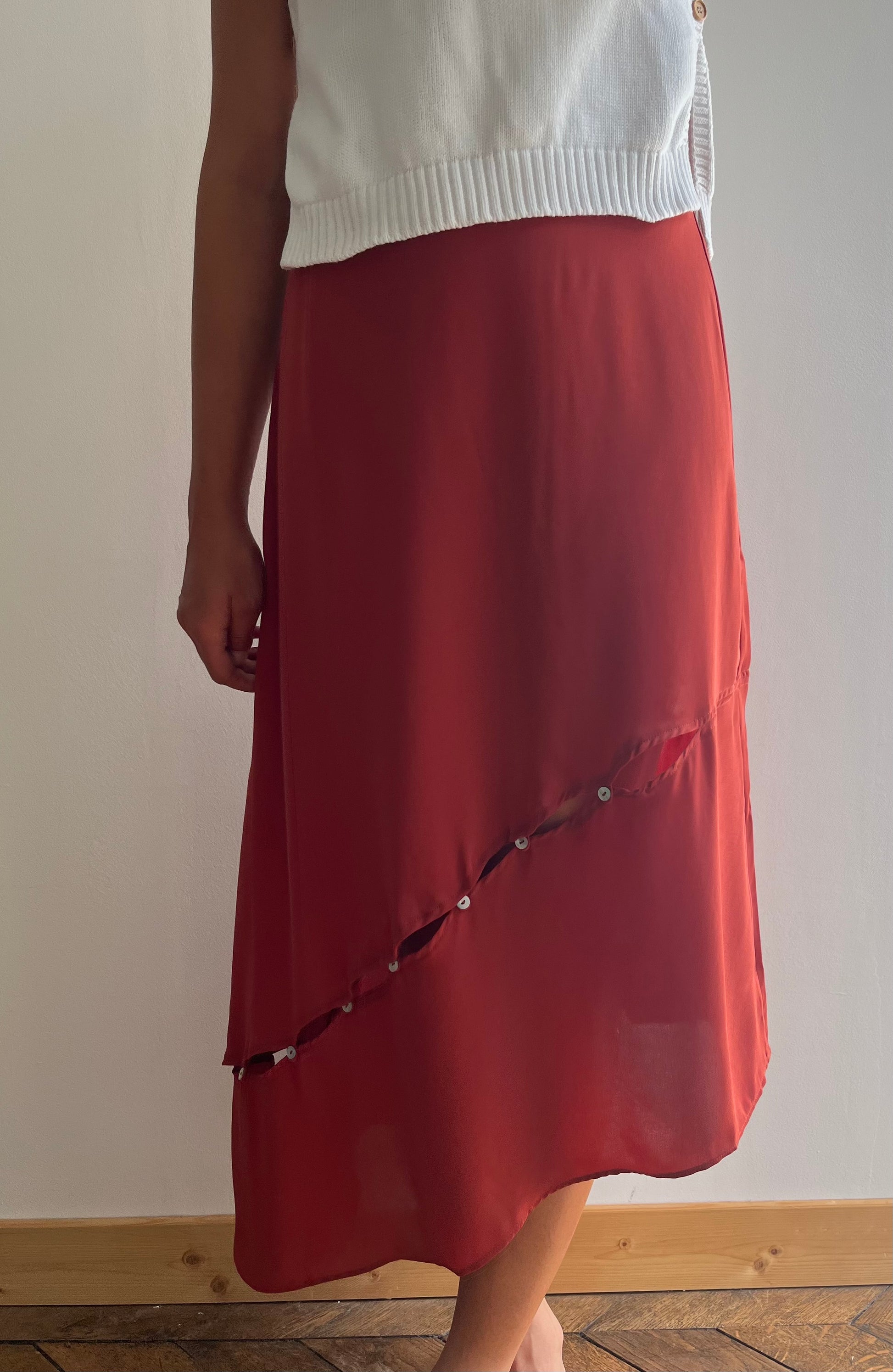 Jupe asymétrique terracotta fabriquée au Portugal en polyester recyclé