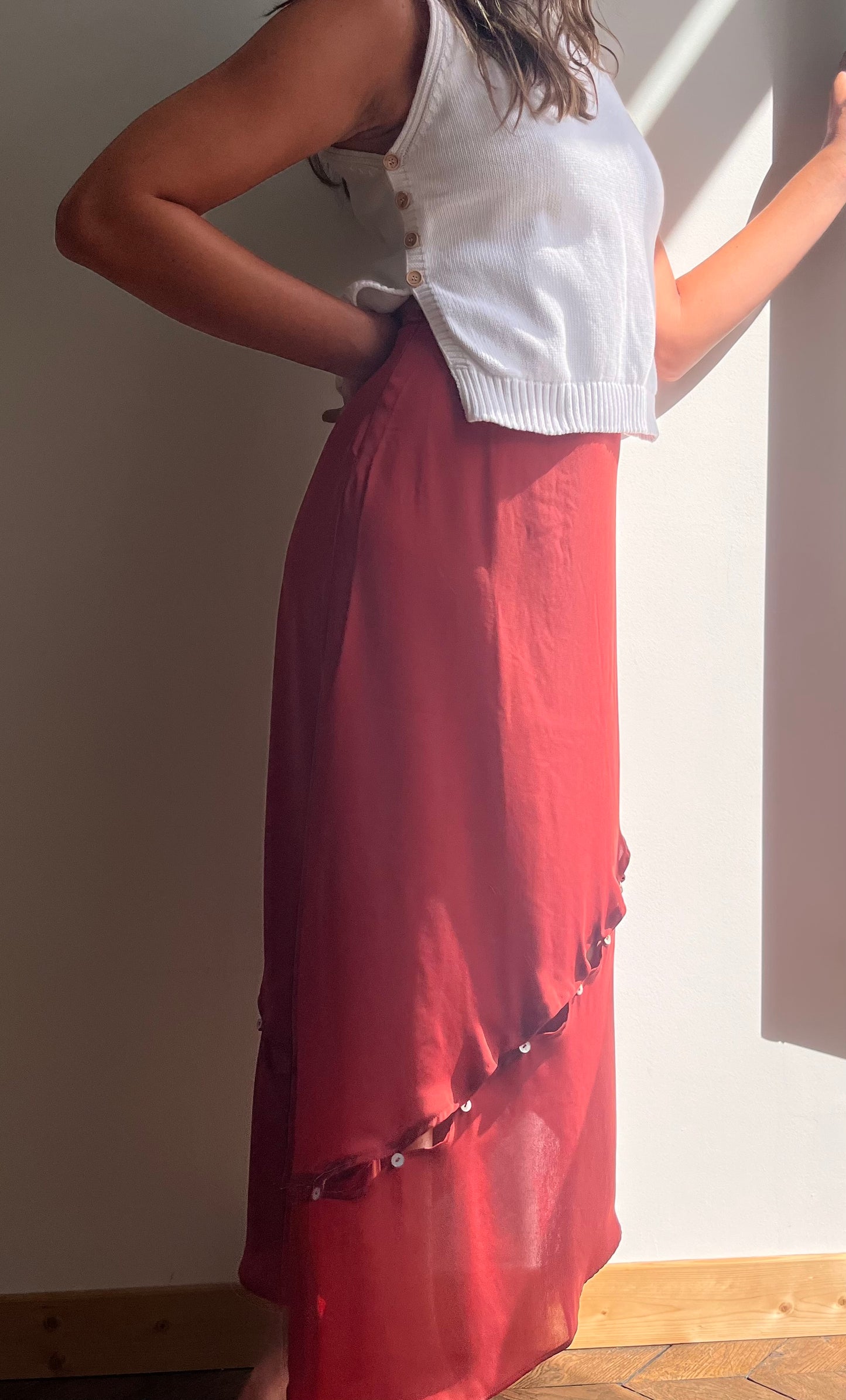 Jupe asymétrique terracotta fabriquée au Portugal en polyester recyclé
