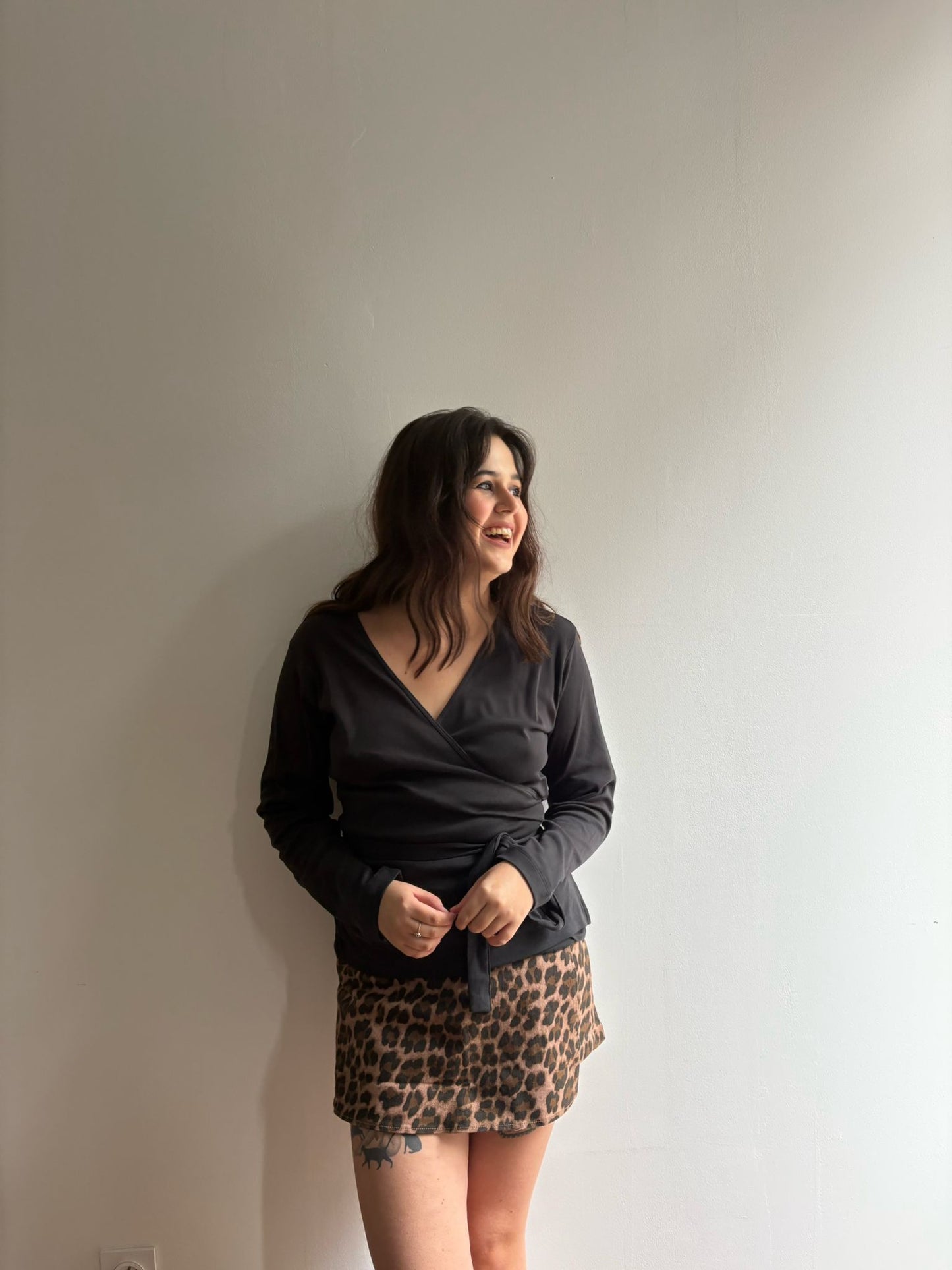 Haut femme cache-cœur en coton biologique fabriqué au Portugal – matière douce et respirante.