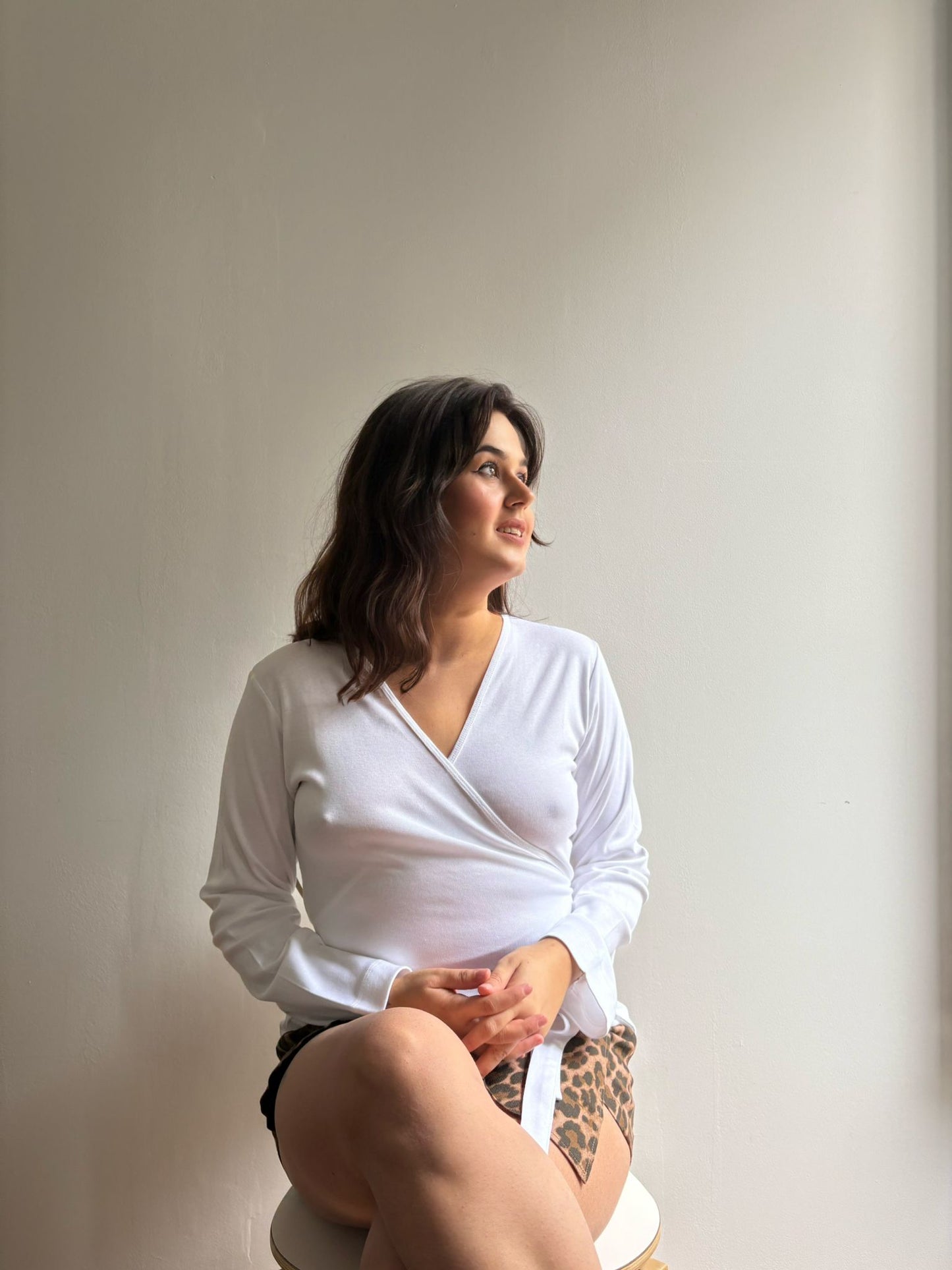 Haut femme cache-cœur en coton biologique fabriqué au Portugal – matière douce et respirante.