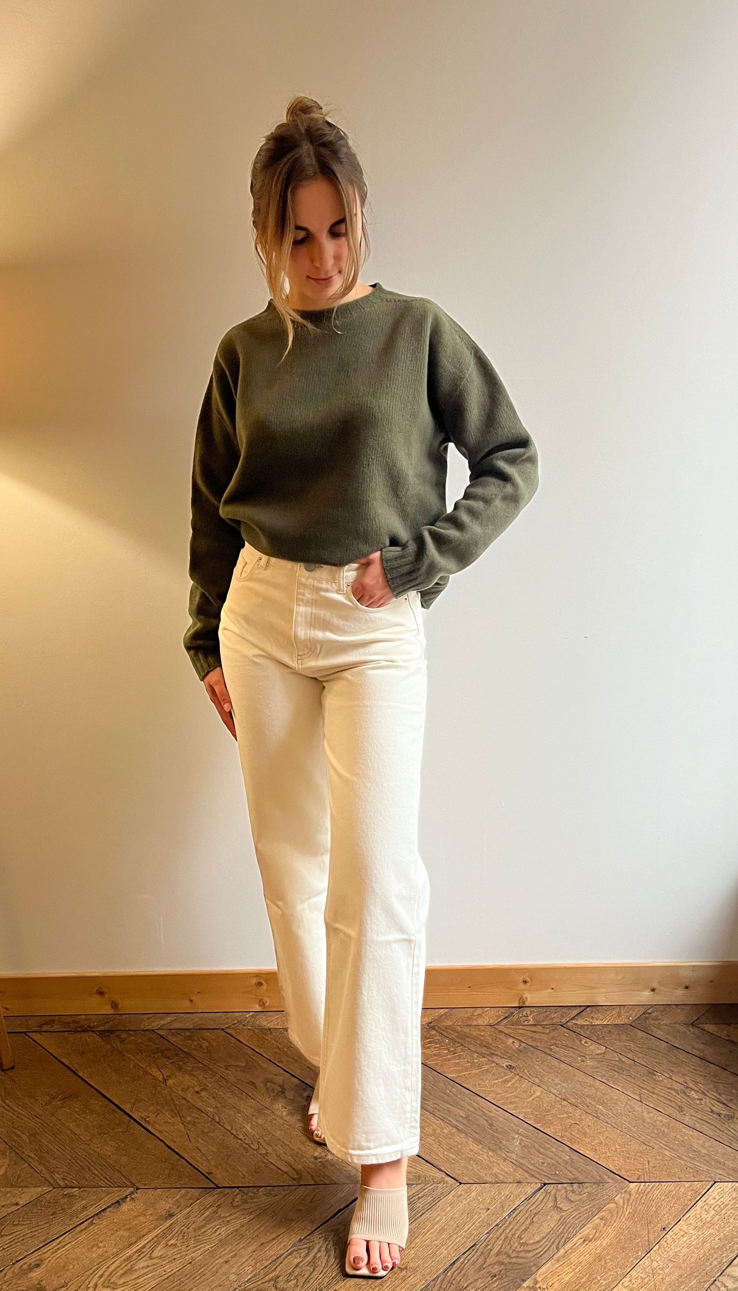 Jean femme taille haute écru en coton, coupe flare, fabriqué en Italie.