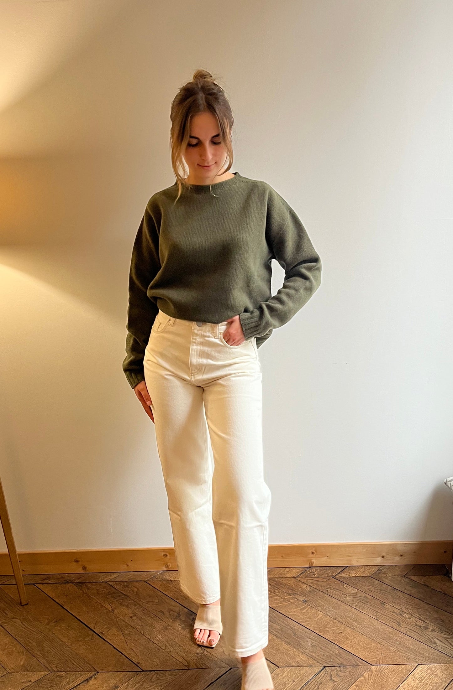 Jean femme taille haute écru en coton, coupe flare, fabriqué en Italie.