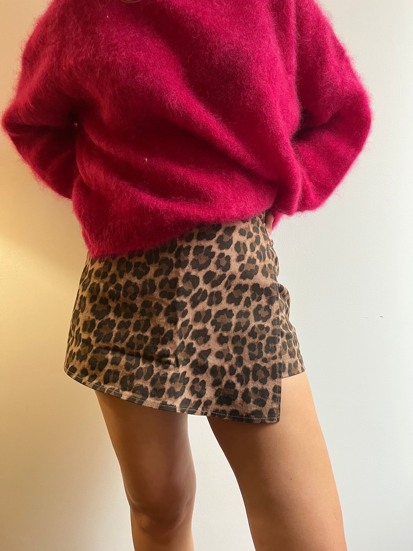 Jupe-short femme en coton à imprimé léopard, fabriquée en France – coupe droite et taille haute.