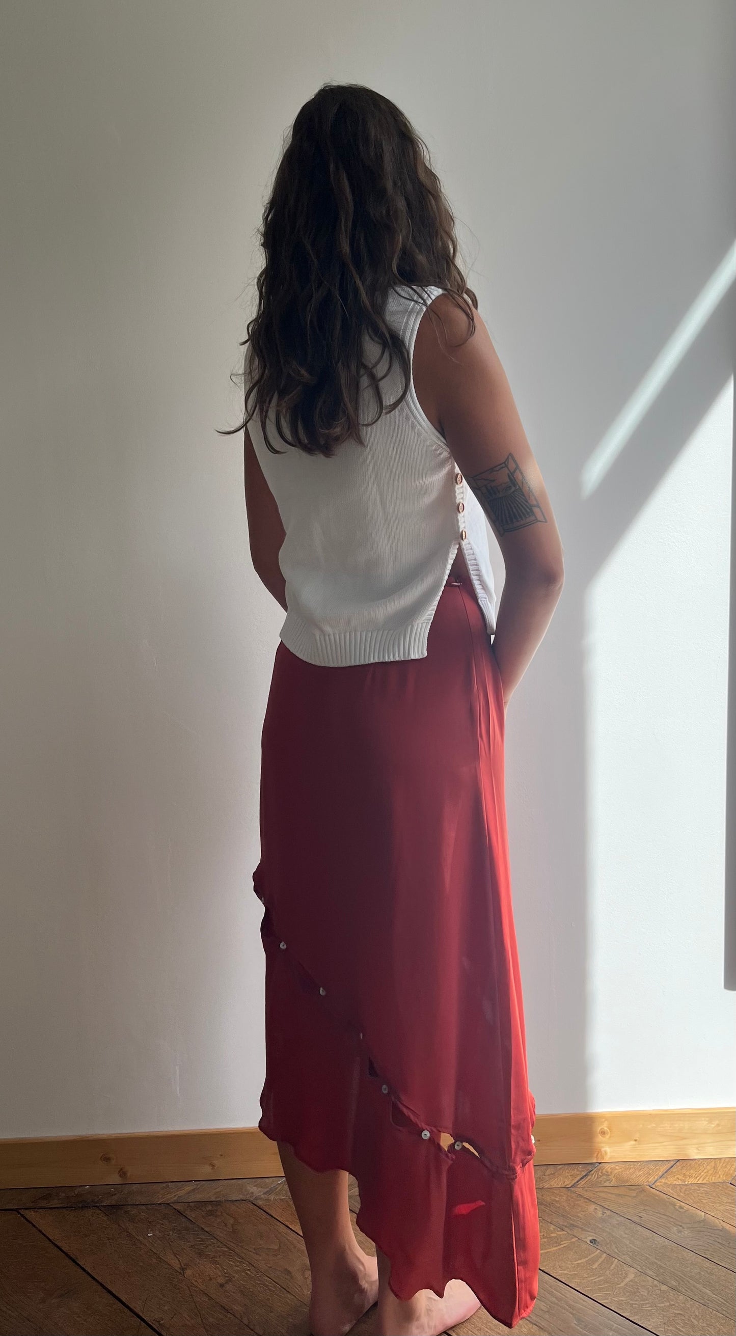 Jupe asymétrique terracotta fabriquée au Portugal en polyester recyclé