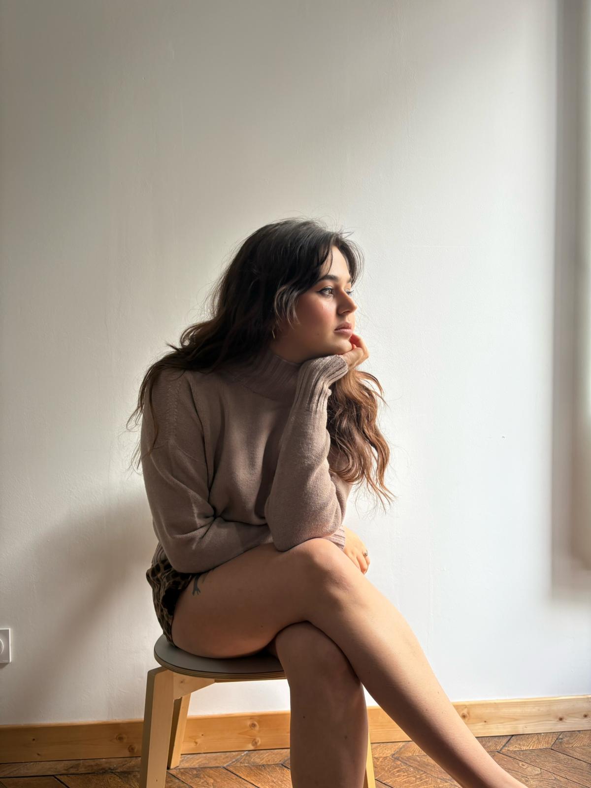 Pull femme col montant taupe en coton, laine et cachemire fabriqué en Italie – maille côtelée douce.