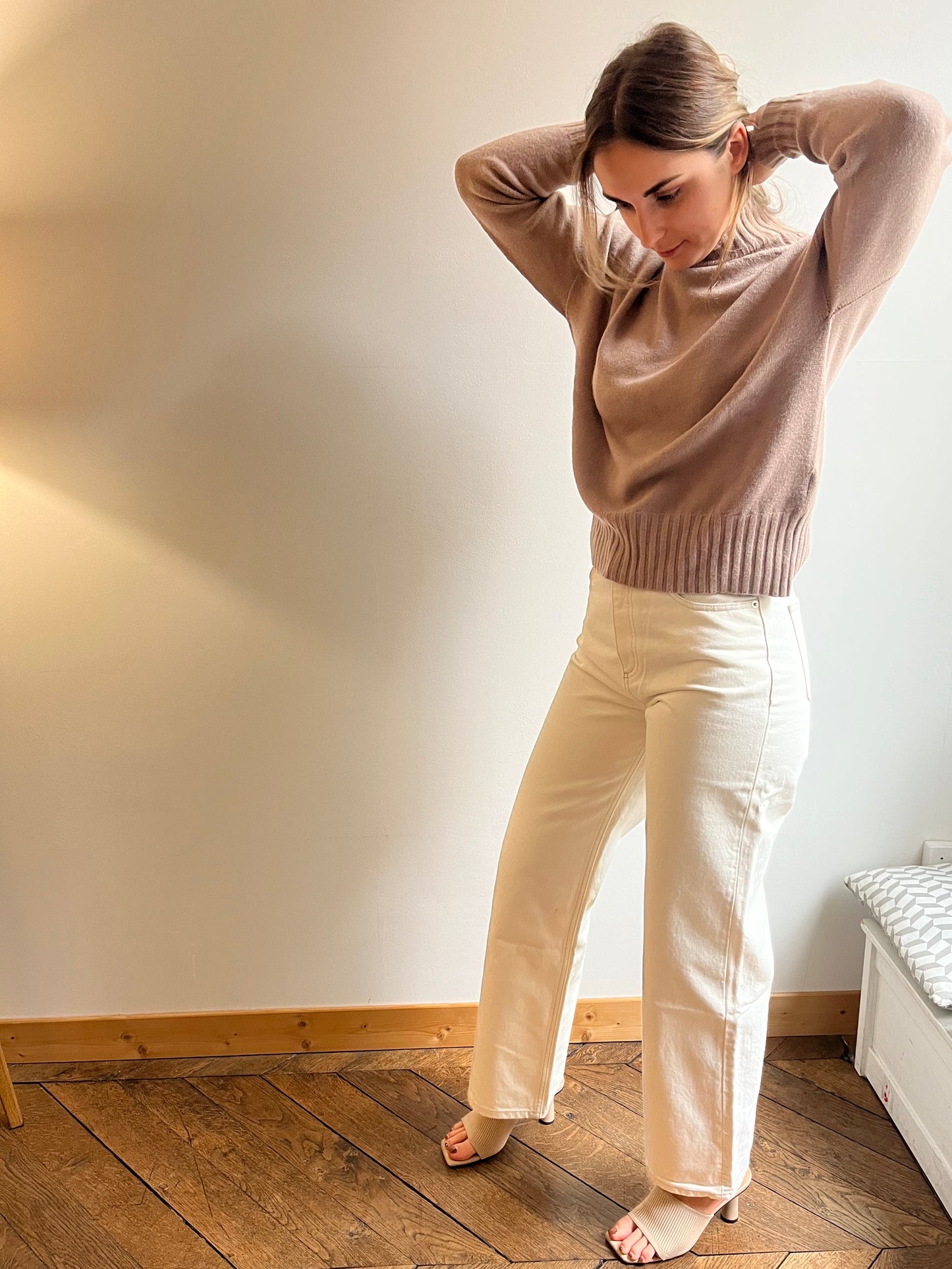 Pull femme col montant taupe en coton, laine et cachemire fabriqué en Italie – maille côtelée douce.