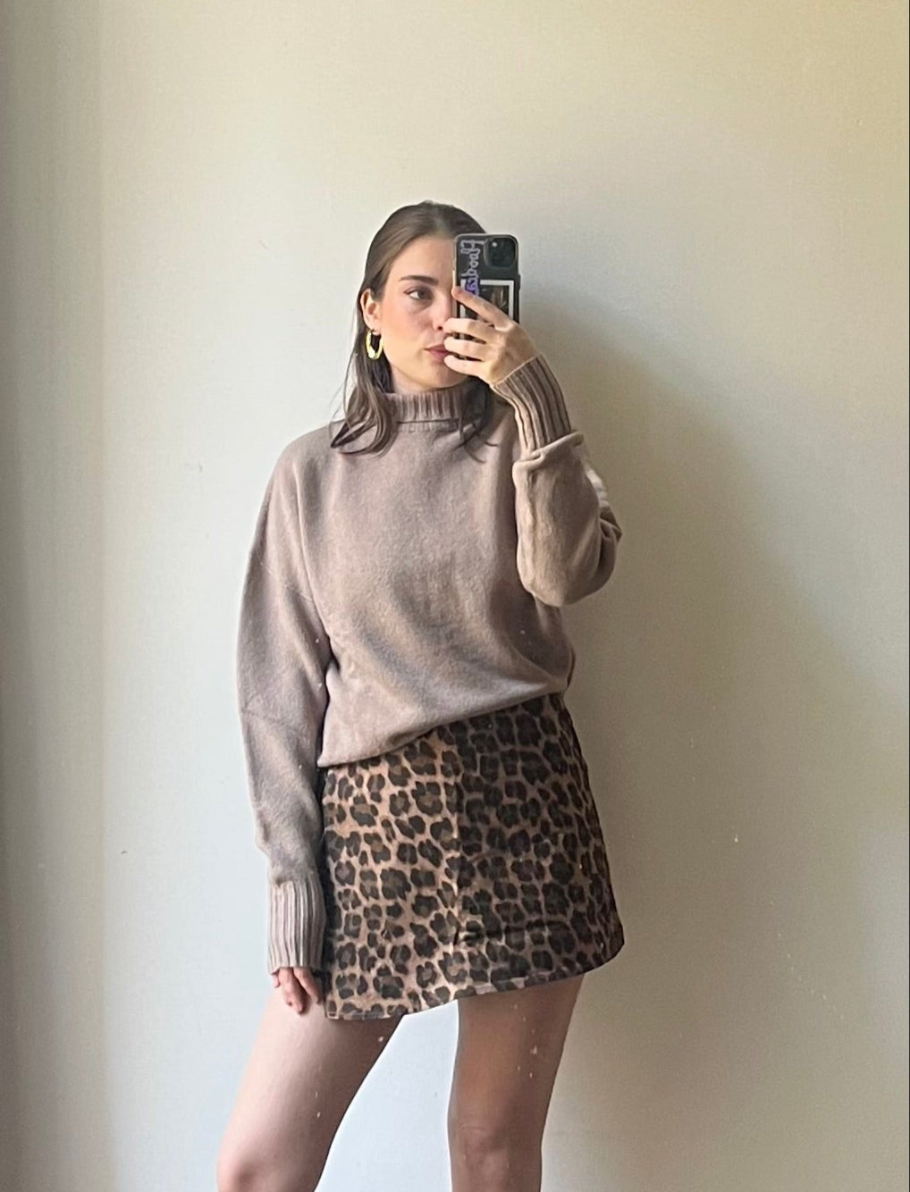 Pull femme col montant taupe en coton, laine et cachemire fabriqué en Italie – maille côtelée douce.