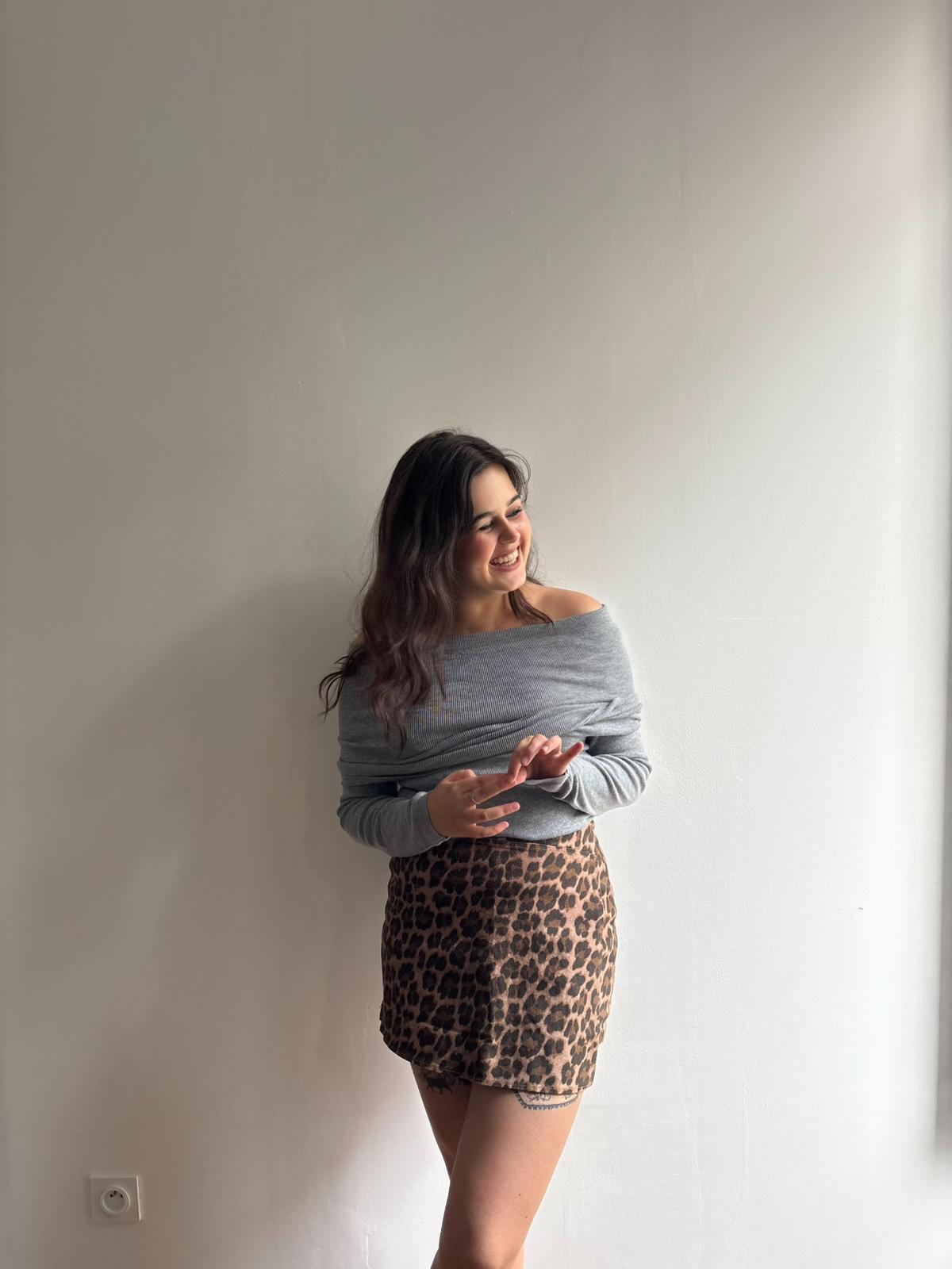 Pull femme à épaules dénudées gris clair en maille fine coton et viscose, fabriqué en France.