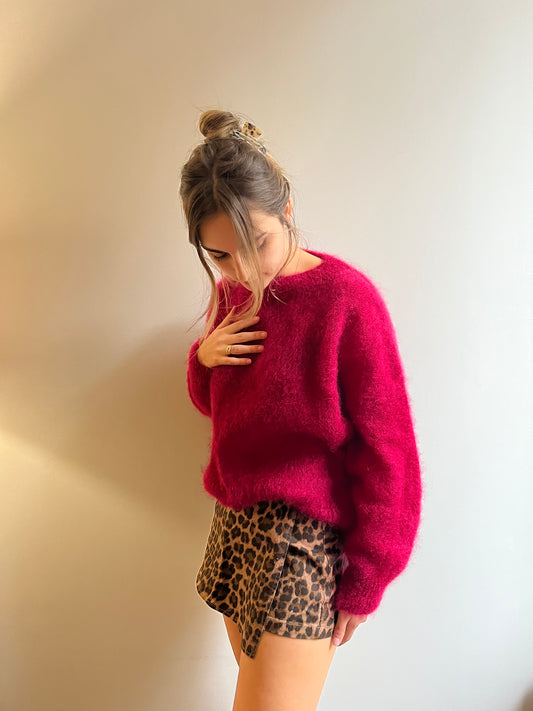 Pull femme en mohair cerise fabriqué en Italie – maille douce et légère.