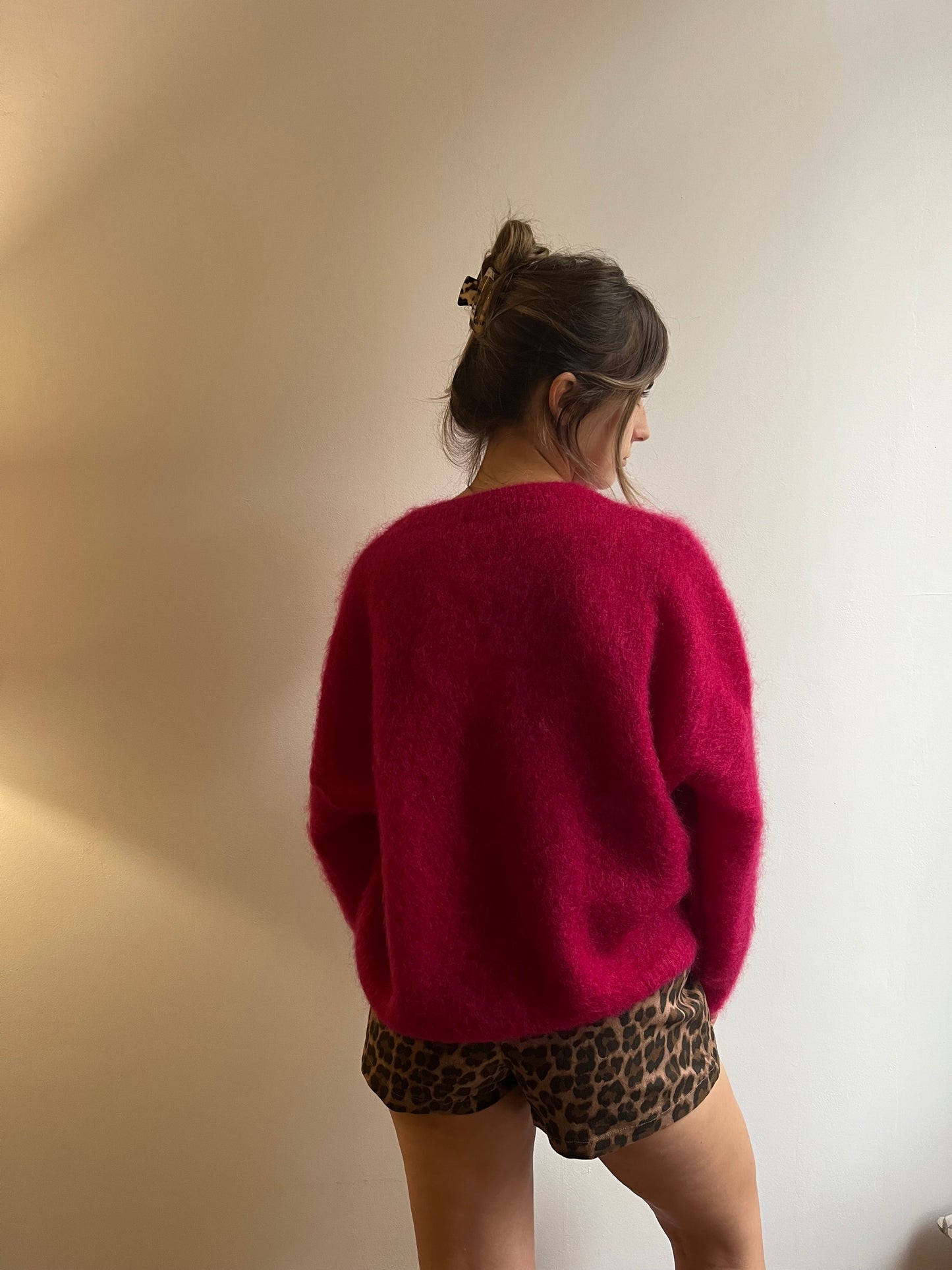 Pull femme en mohair cerise fabriqué en Italie – maille douce et légère.