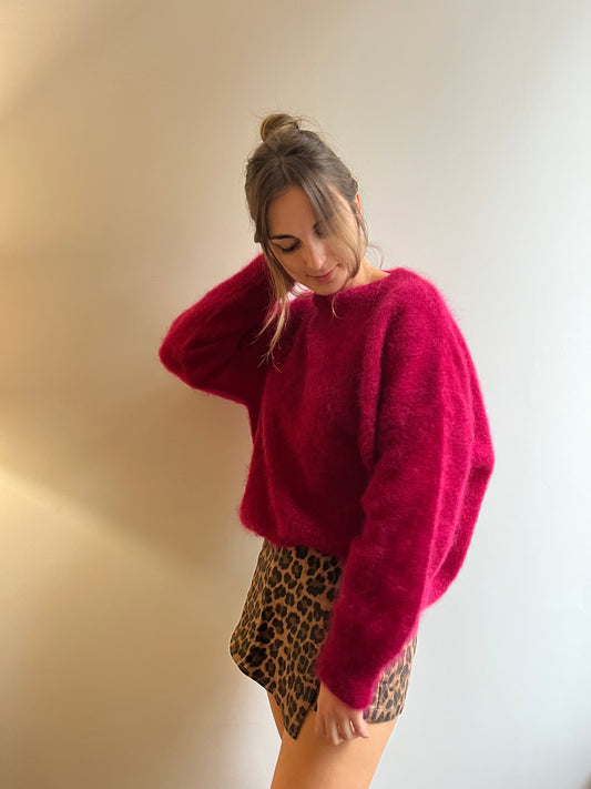 Pull femme en mohair cerise fabriqué en Italie – maille douce et légère.