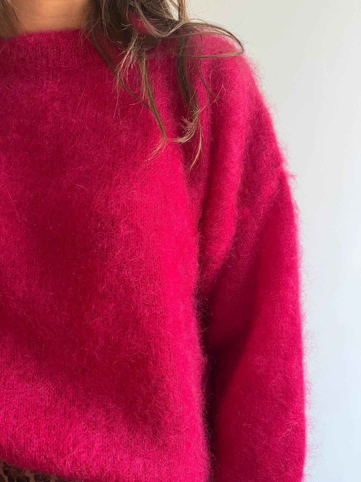 Pull femme en mohair cerise fabriqué en Italie – maille douce et légère.