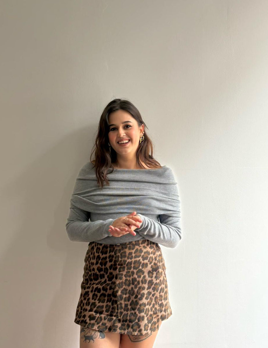 Pull femme à épaules dénudées gris clair en maille fine coton et viscose, fabriqué en France.