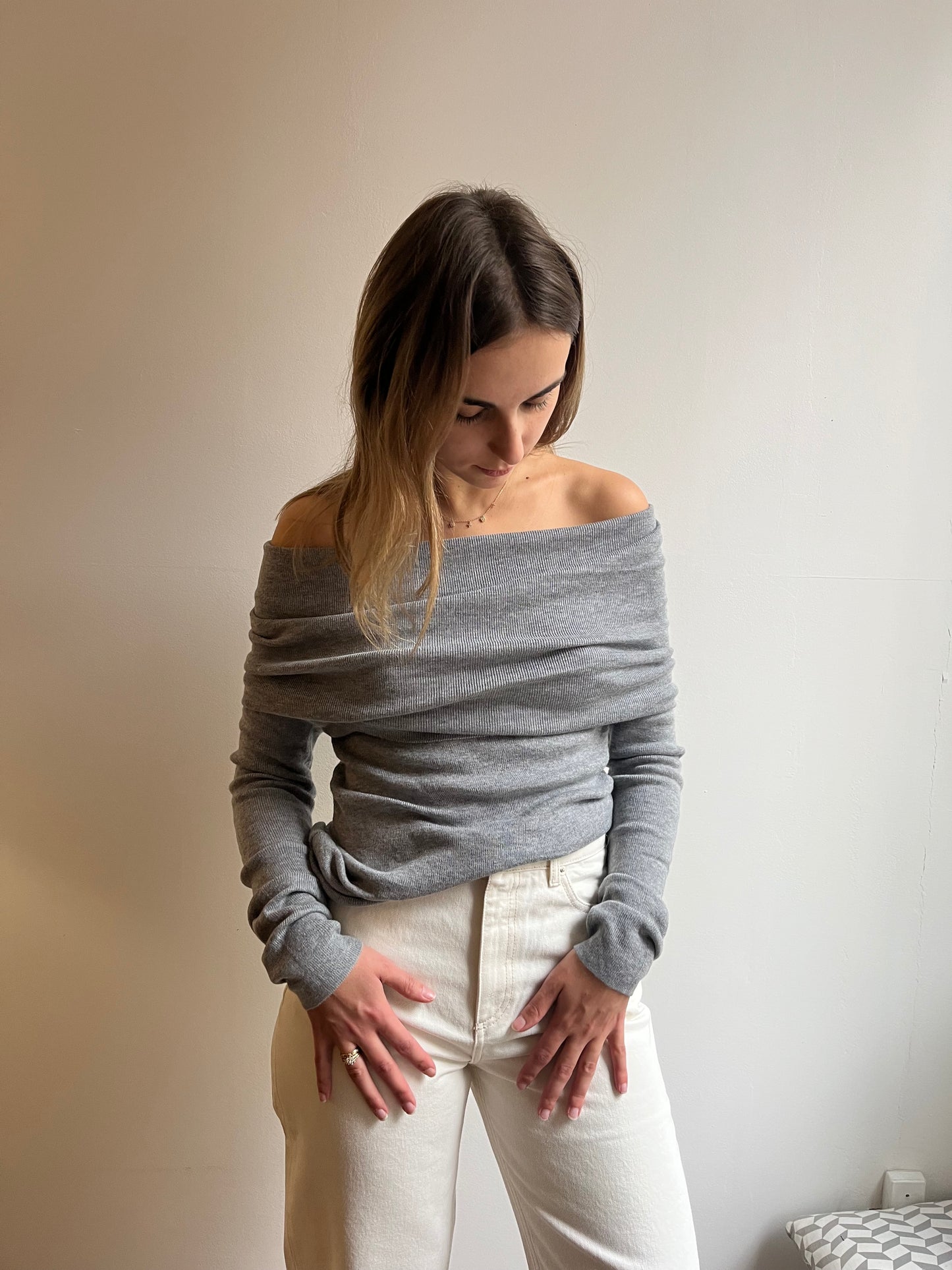 Pull femme à épaules dénudées gris clair en maille fine coton et viscose, fabriqué en France.